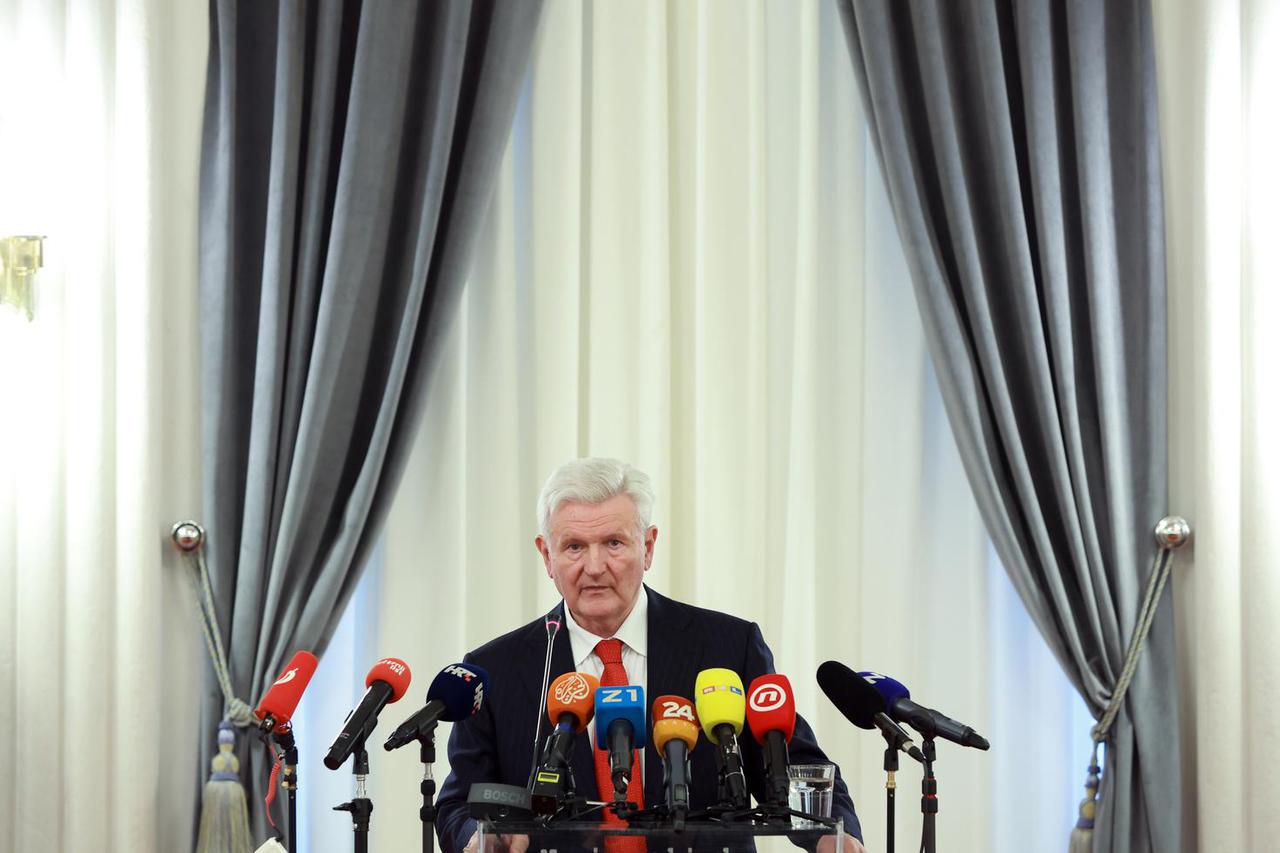 Zagreb: Bivši vlasnik Agrokora Ivica Todorić održao je  konferenciju za medije u Novinarskom domu