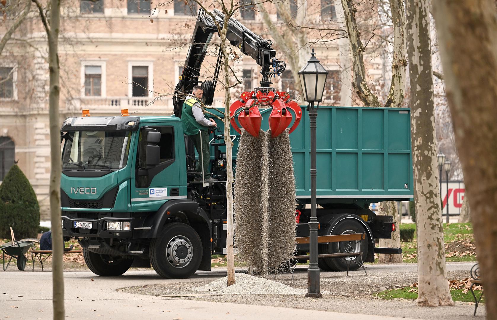 Najstariji je od sedam zagrebačkih donjogradskih trgova koji čine tzv. Zelenu ili Lenucijevu potkovu, a prostire se na površini od 12.540 četvornih metara. 