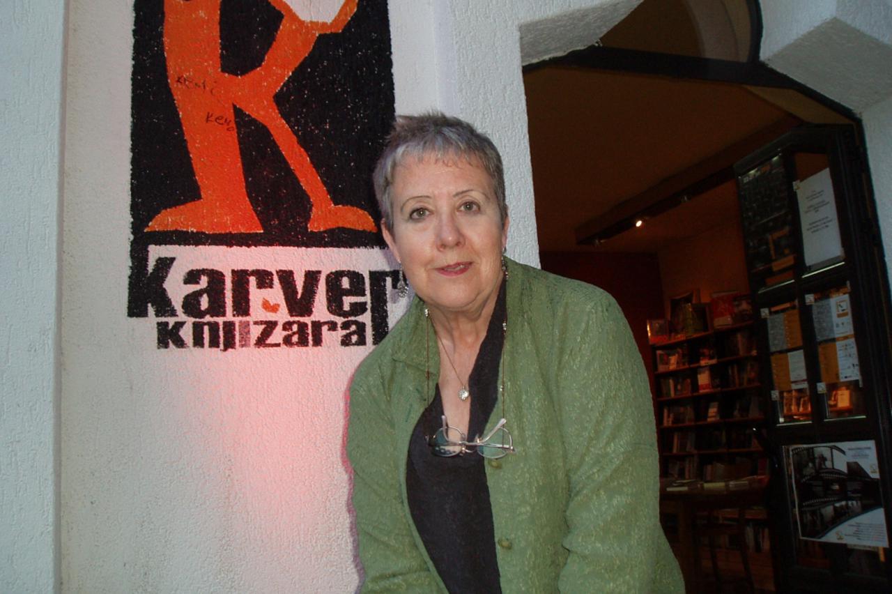 Tess Gallagher ispred knjižare Karver