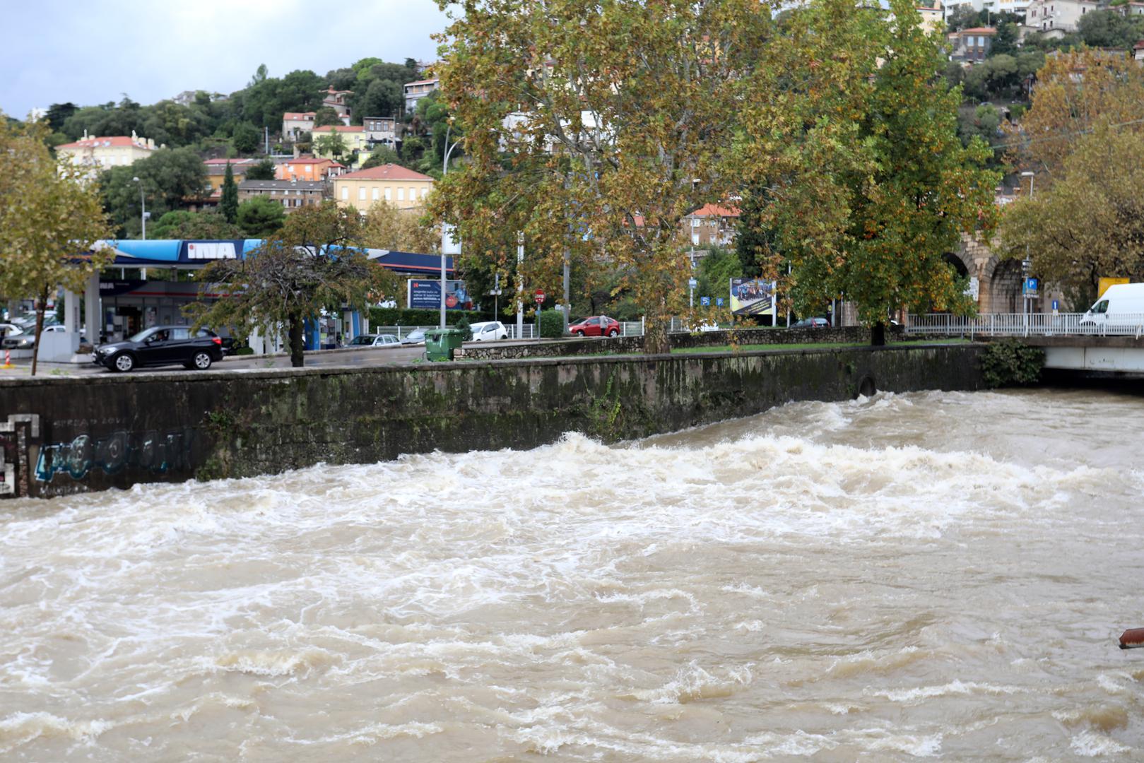 Voda za sada nije doprla do kuća, dio cesta uz Kupu je zatvoren, a kiša je stala pa se očekuje i snižavanje vodostaja, dodao je. 