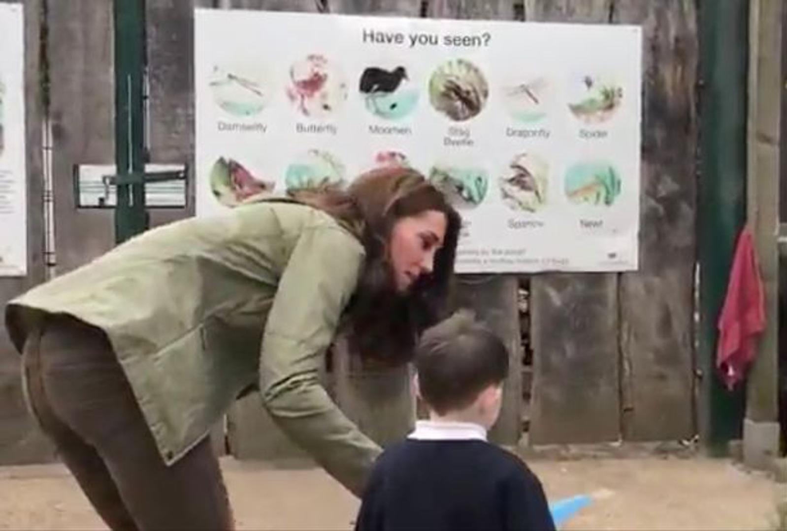 Nosila je čizme do koljena koje potpisuje Penelope Chilvers, maslinasto zelene hlače iz Zare i zeleni džemper. 
