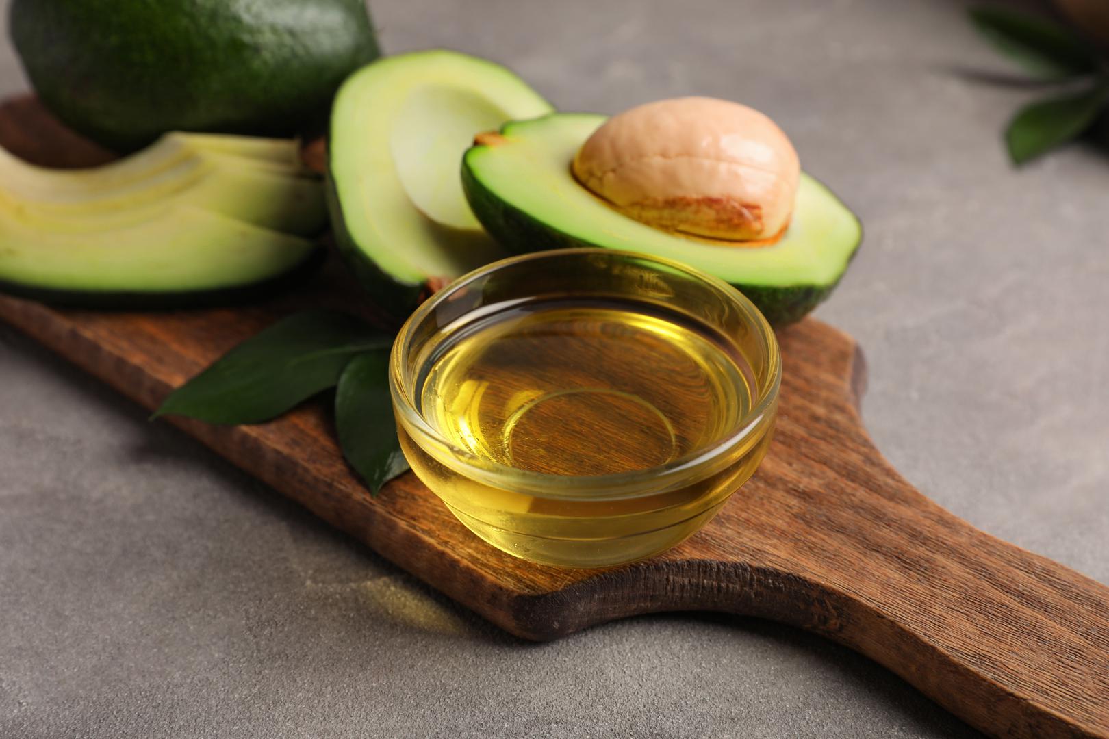 Ulje avokada: Ulje avokada izvrsno podnosi vruće temperature, što ga čini savršenim za prženje, pečenje i roštiljanje. Njegov suptilan okus omogućuje vašem glavnom sastojku da zablista, a uz to je prepuno zdravstvenih prednosti. "Budući da je neutralnog okusa i teksture, omogućuje kuharima da se usredotoče na tehniku i sastojke bez kompromisa. Za one koji traže ulje koje pouzdano odrađuje posao u pozadini, a pritom se uklapa u promišljene prehrambene navike, ulje avokada je pouzdan osnovni sastojak", rekao je kuhar.