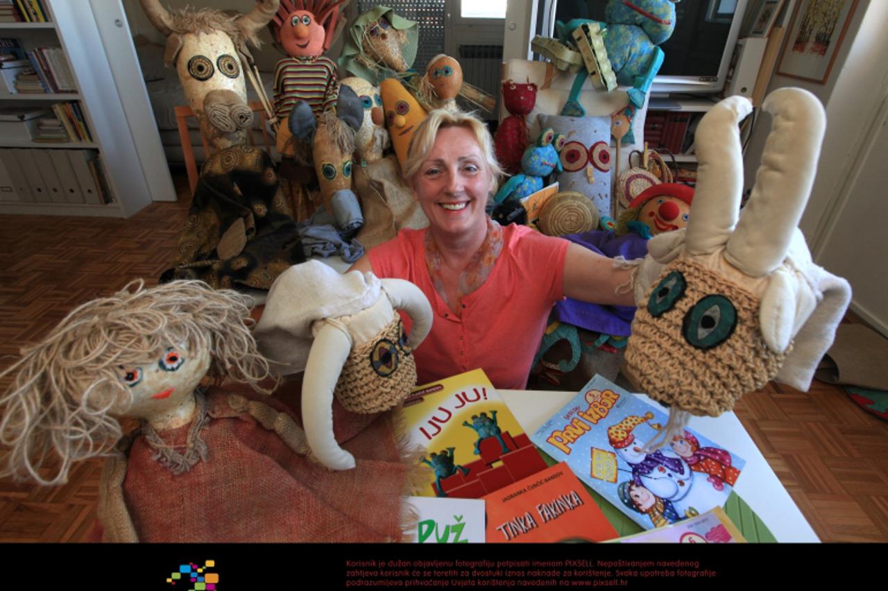 '26.04.2012., Velika Gorica - Lutkarica i knjizevnica Jadranka Cuncic Bandov odigrala je preko 1000 igrokaza i mini predstava diljem Hrvatske, uprizorenih po vlastitim knjizevnim djelima i pricama. Ph