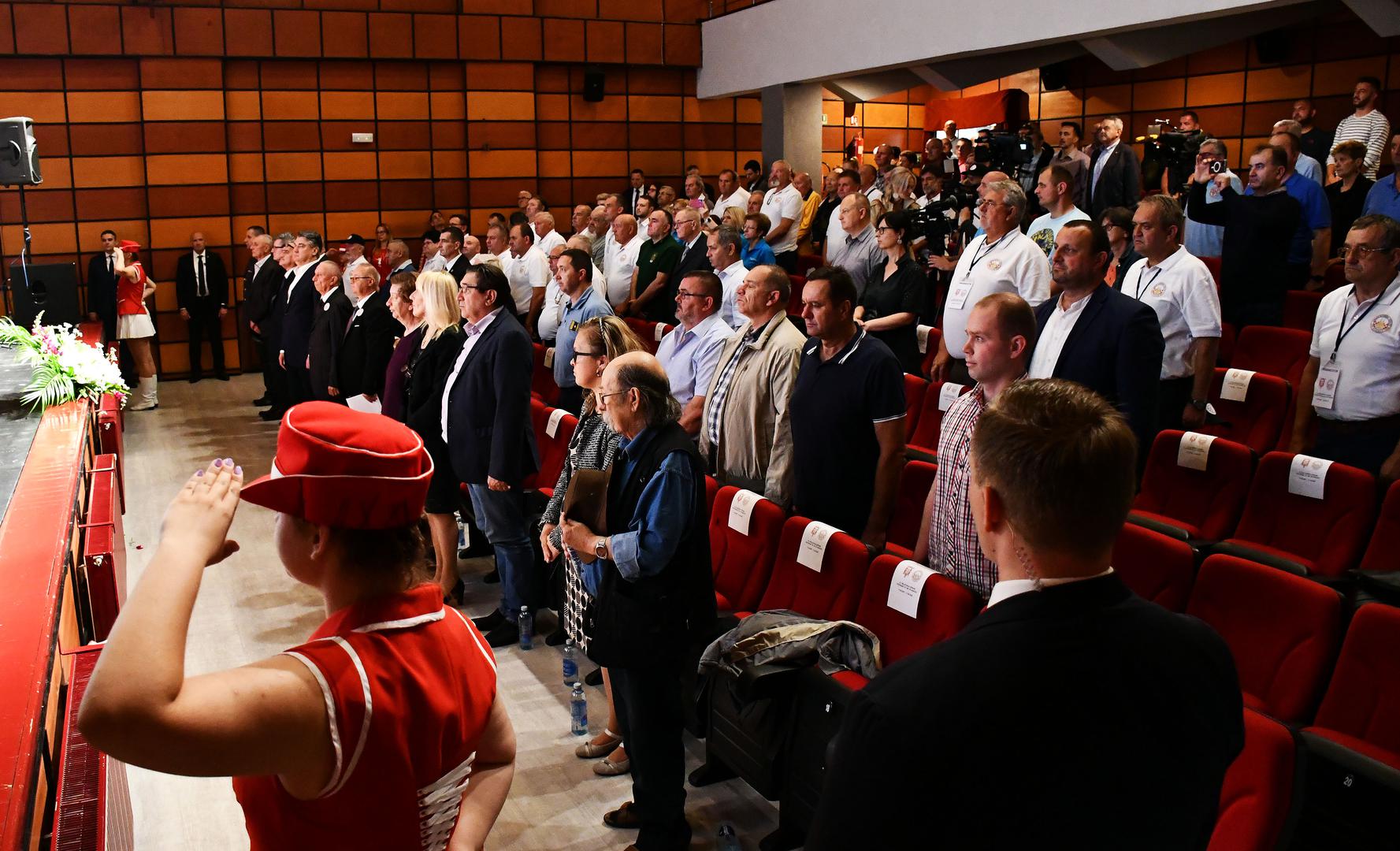 11.06.2022., Djakovo - Predsjednik Republike i vrhovni zapovjednik Oruzanih snaga Republike Hrvatske odao je u Djakovu pocast polaganjem vijenca i paljenjem svijece poginulim pripadnicima 122. brigade HV-a i svim poginulim, nestalim i preminulim hrvatskim braniteljima kod Spomen obiljezja poginulim hrvatskim braniteljima Đakovštine. Potom je nazocio na otvorenju foto izlozbe „Ne dirajte mi ravnicu“ – foto presjeka 15 godina rada Udruge veterana 122. brigade HV-a i na Svecanoj akademiji povodom 15. obljetnice osnutka Udruge veterana 122. brigade Hrvatske vojske Djakovo.  Photo: Ivica Galovic/PIXSELL