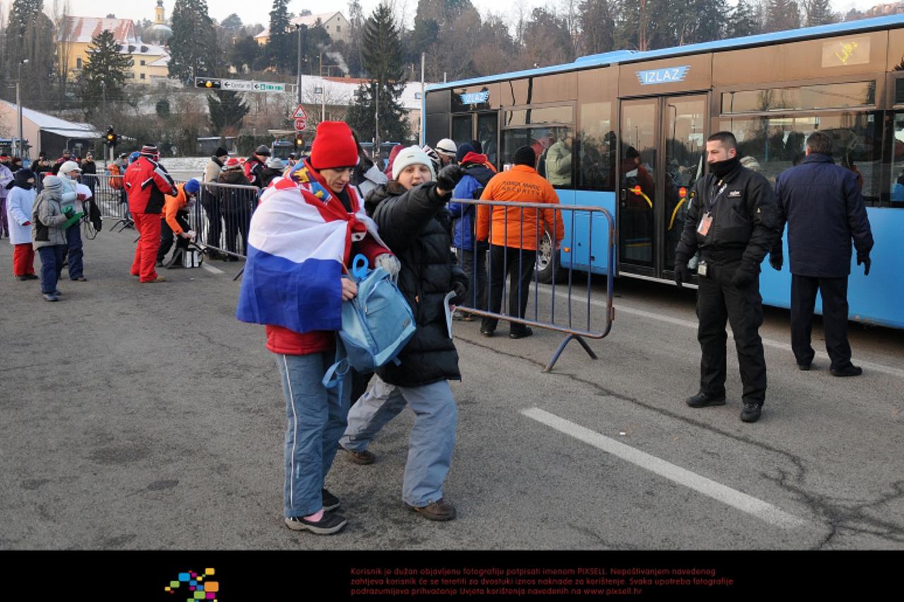 '04.01.2009., Zagreb - Dolazak navijaca na Mihaljevac, odakle je organiziran prijevoz na sljemensku utrku Snow Queen Trophy.  Photo: Anto Magzan/Vecernji list'