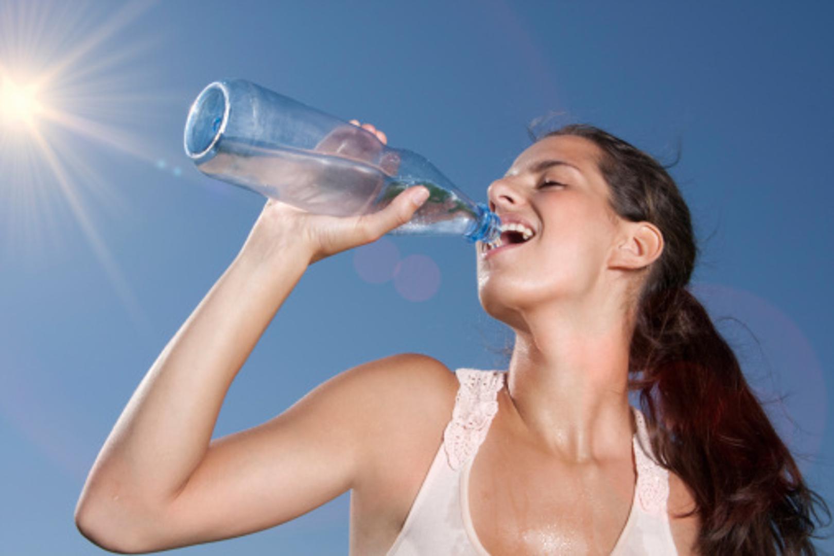 Ispijanje hladne vode uzrokuje grčenje u želucu što otežava proces probave nakon jela. Stručnjaci tvrde da ispijanje hladne vode snižava temperaturu tijela i usporava probavu te protok krvi do organa. 