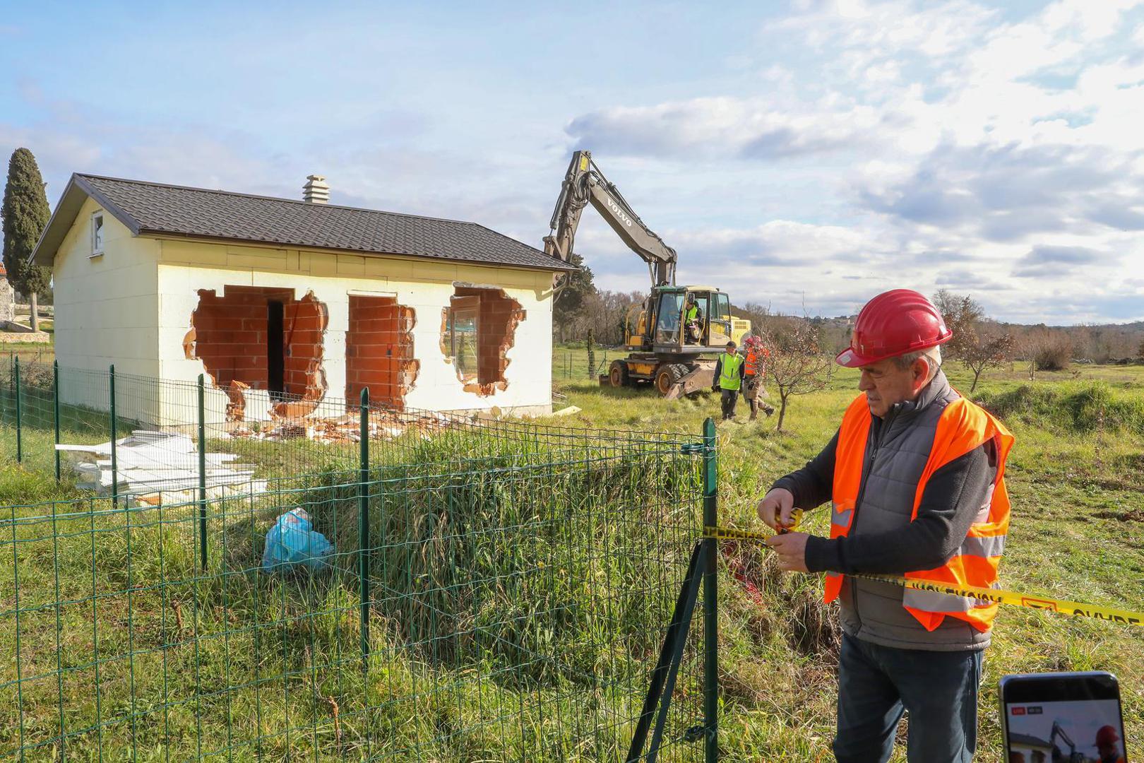 08.03.2023., Rovinj - Zapoceli radovi na uklanjanju nezakonito izgradjenih gradjevina na podrucju Istre. Prije rusenja glavni drzavni inspektor dr.sc. Andrija Mikulic dao je izjavu predstavnicima medija. Photo: Srecko Niketic/PIXSELL