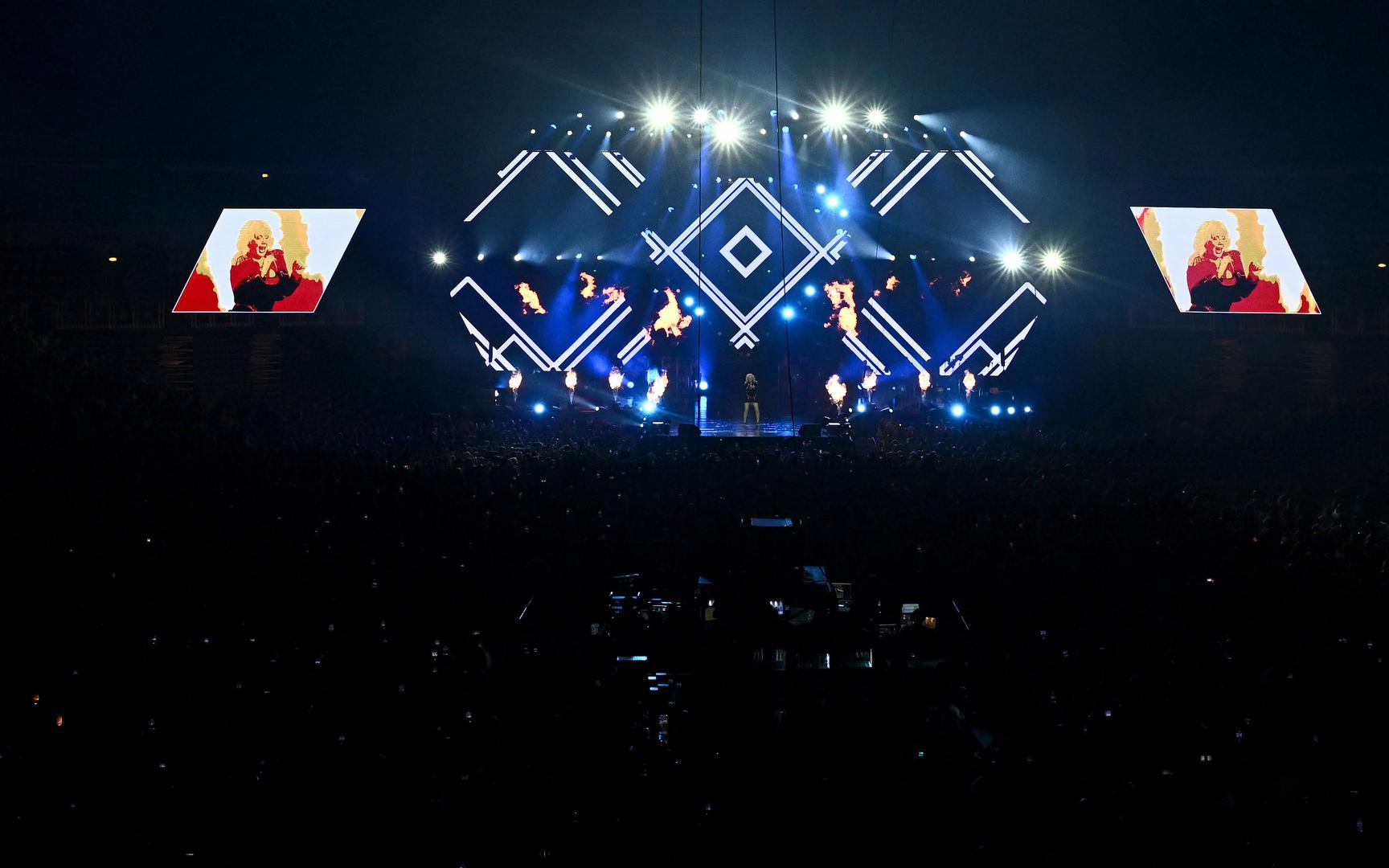 Na pozornici joj se u jednom trenutku pridružila i mlada kolegica Milica Todorović, inače pobjednice druge sezone glazbenog natjecanja "Zvijezde granda".