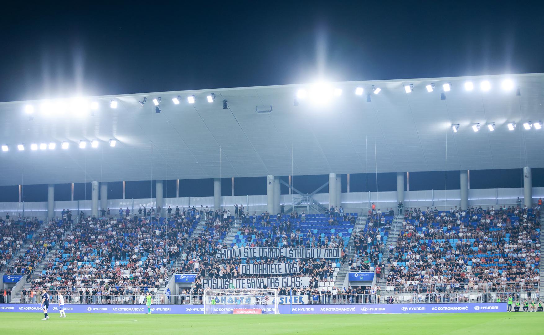 Odmah na početku utakmice navijači Osijeka vikali su i: "Uprava, odlazi!"