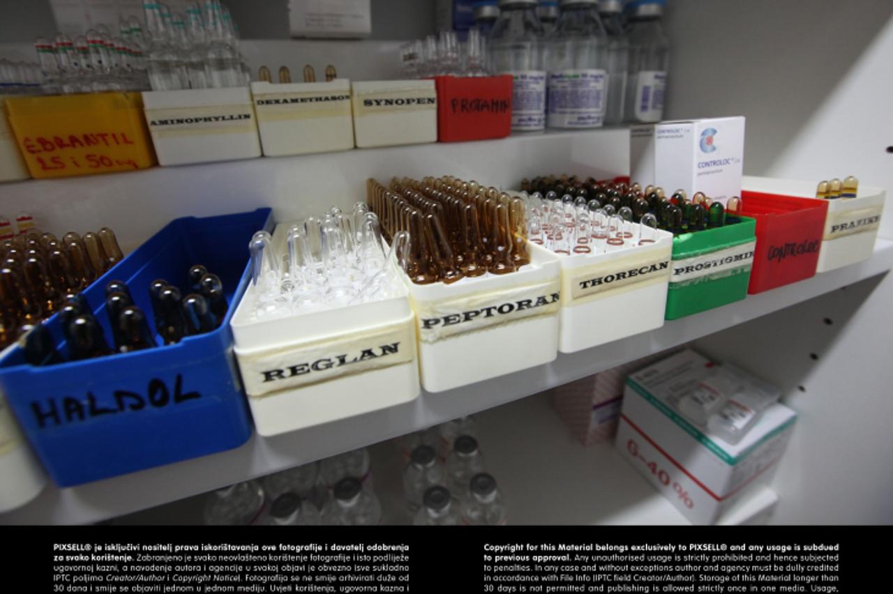 '10.11.2009., Zagreb - KB Dubrava, jedinica intenzivnog lijecenja, medicinsko osoblje bolnice pripremljeno je za povecani broj oboljelih od svinjske gripe, a cijepiva ne nedostaje. U vrijeme vikenda p