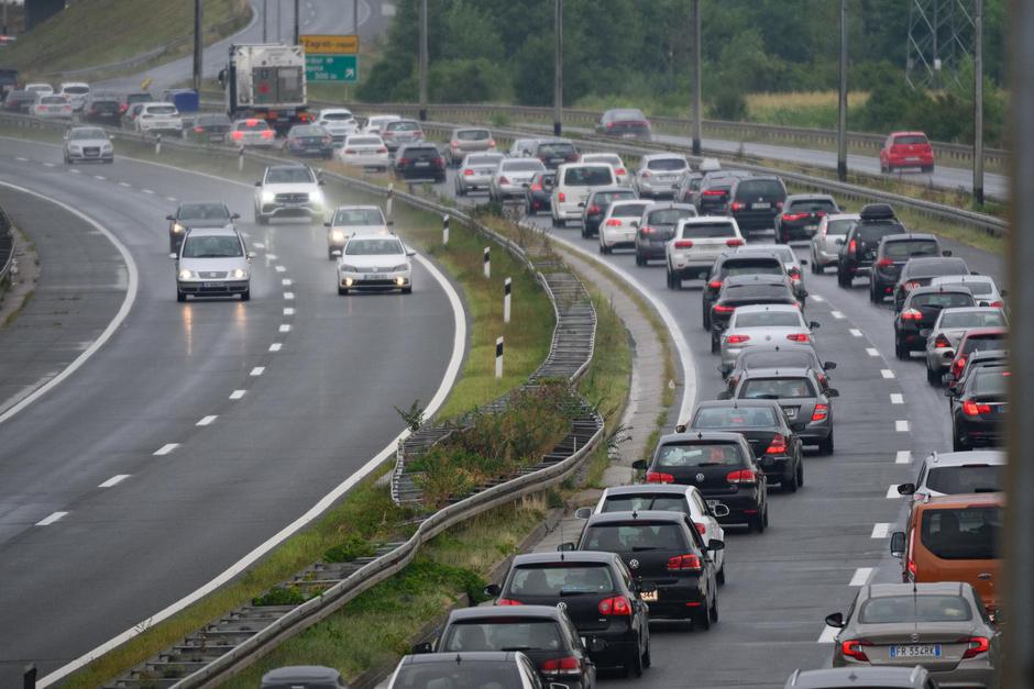 Zagreb: Velika prometna gužva od GP Bregana prema zagrebačkoj obilaznici