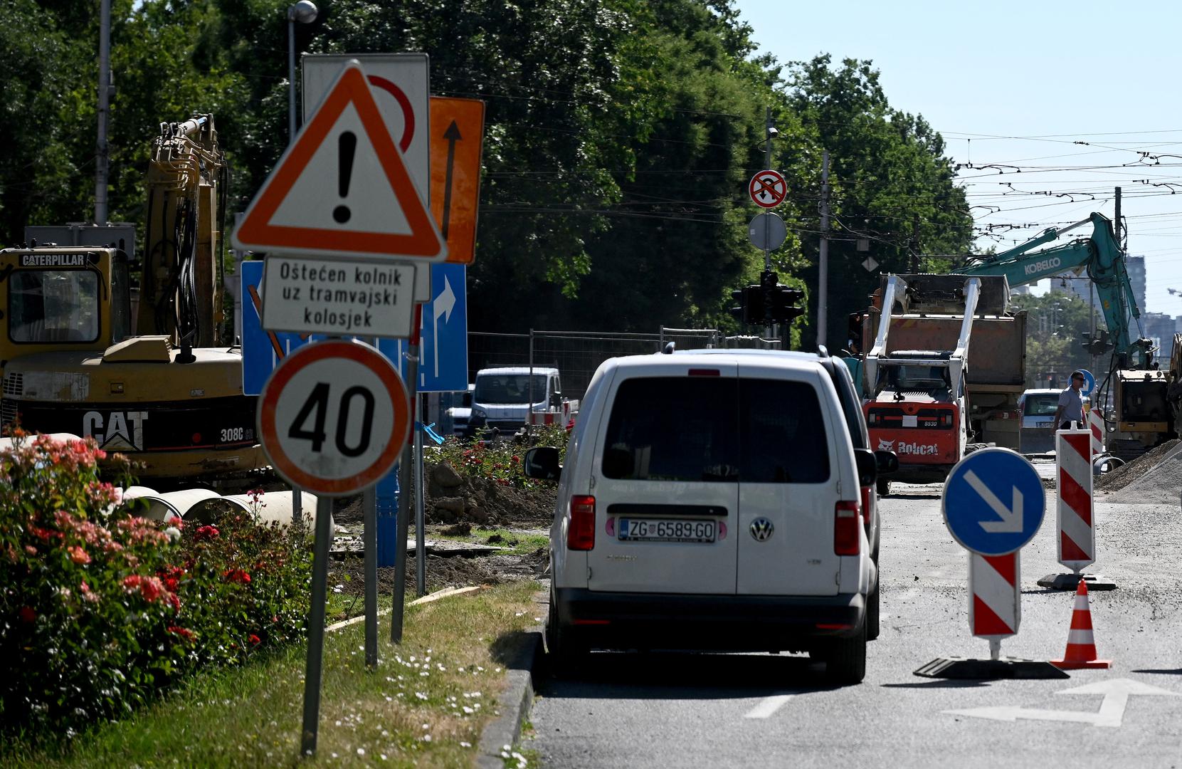 Zbog održavanja povezanosti istočnog i zapadnog dijela grada privremeno se uvodi izvanredna autobusna linija 616 Vrbik – Držićeva, koja će voziti Ulicom grada Vukovara između raskrižja s Ulicom Fausta Vrančića i Radničkom cestom. Vozni red bit će istaknut na početnim i krajnjim stajalištima te na stranicama ZET-a. Na Selskoj, kod križanja s Baštijanovom ulicom, vozi se jednim trakom zbog rekonstrukcije vodoopskrbnog cijevovoda