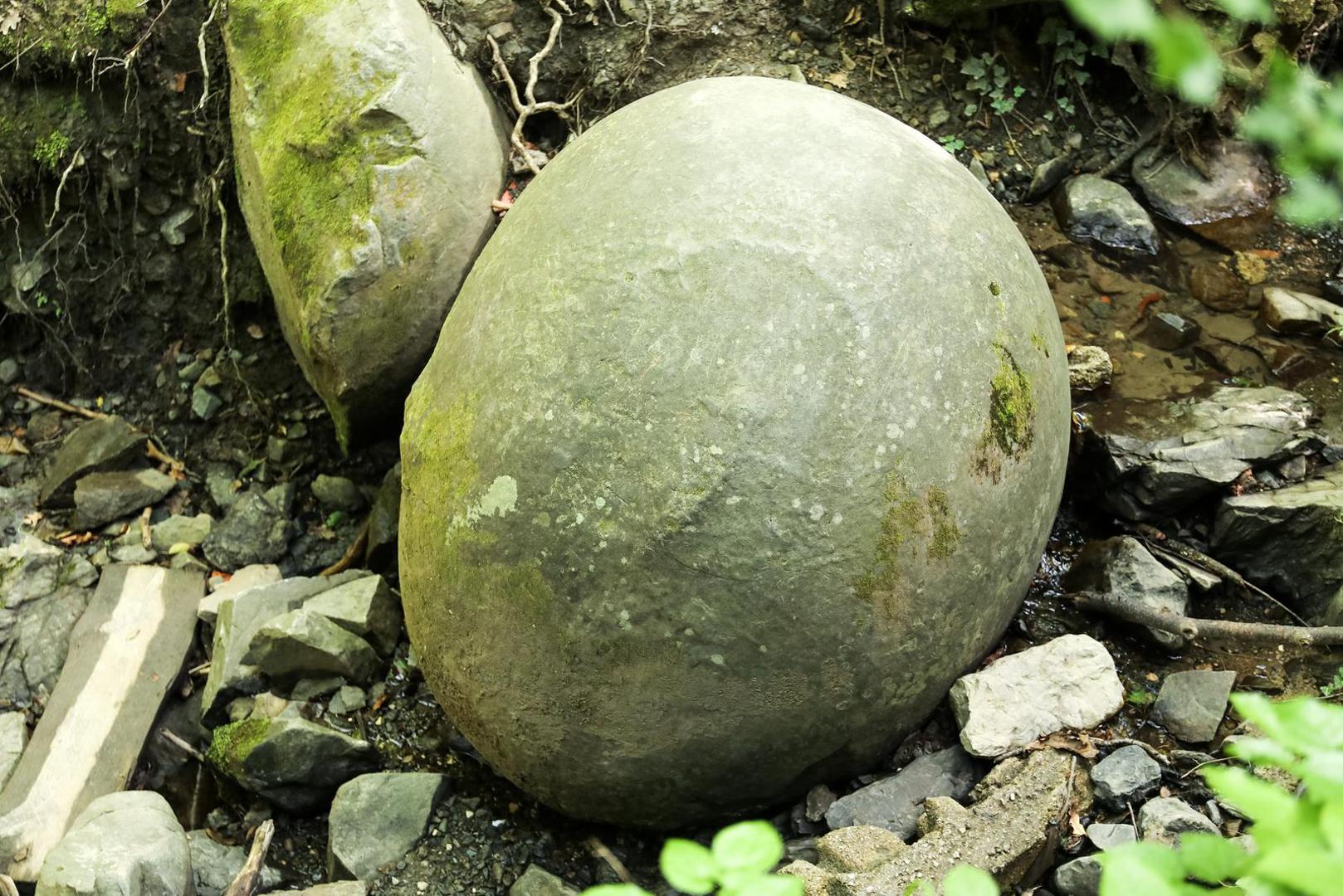 Neki vjeruju da su ostaci meteorita, drugi sugeriraju da su formirane tijekom povlačenja glečera, a neki da su ih stvorile drevne civilizacije. Jedna od tih teorija kaže da su na području Balkana postojale razvijene civilizacije koje su oblikovale ove kugle, ali nije poznato koja im je bila svrha. 