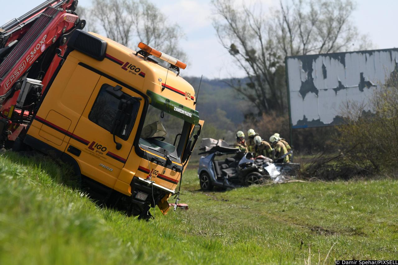 U prometnoj nesreći kod Bjelovara poginule su dvije osobe, sudarili su se automobil i kamion
