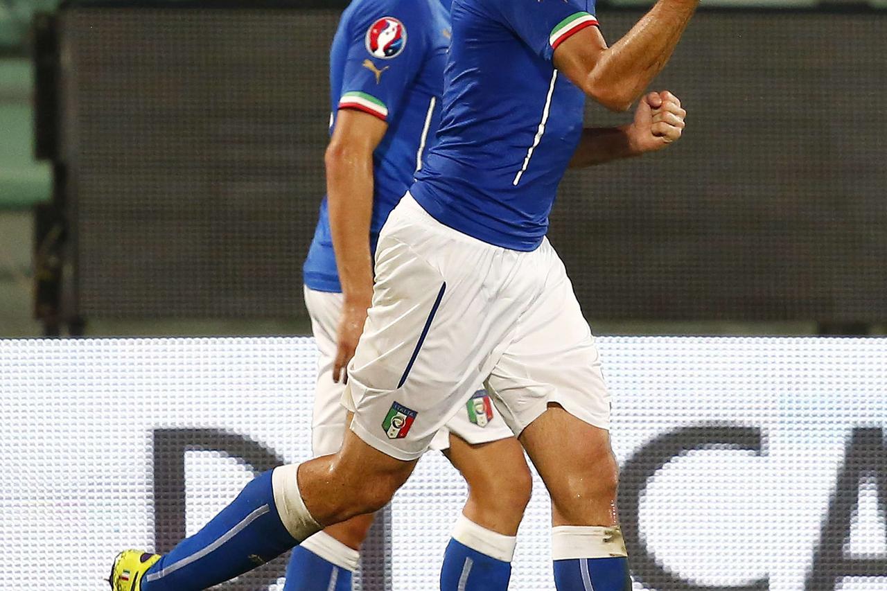 Italy's Giorgio Chiellini (L) celebrates after scoring his second goal against Azerbaijan during their Euro 2016 qualification soccer match in Palermo October 10, 2014. REUTERS/Tony Gentile (ITALY - Tags: SPORT SOCCER)