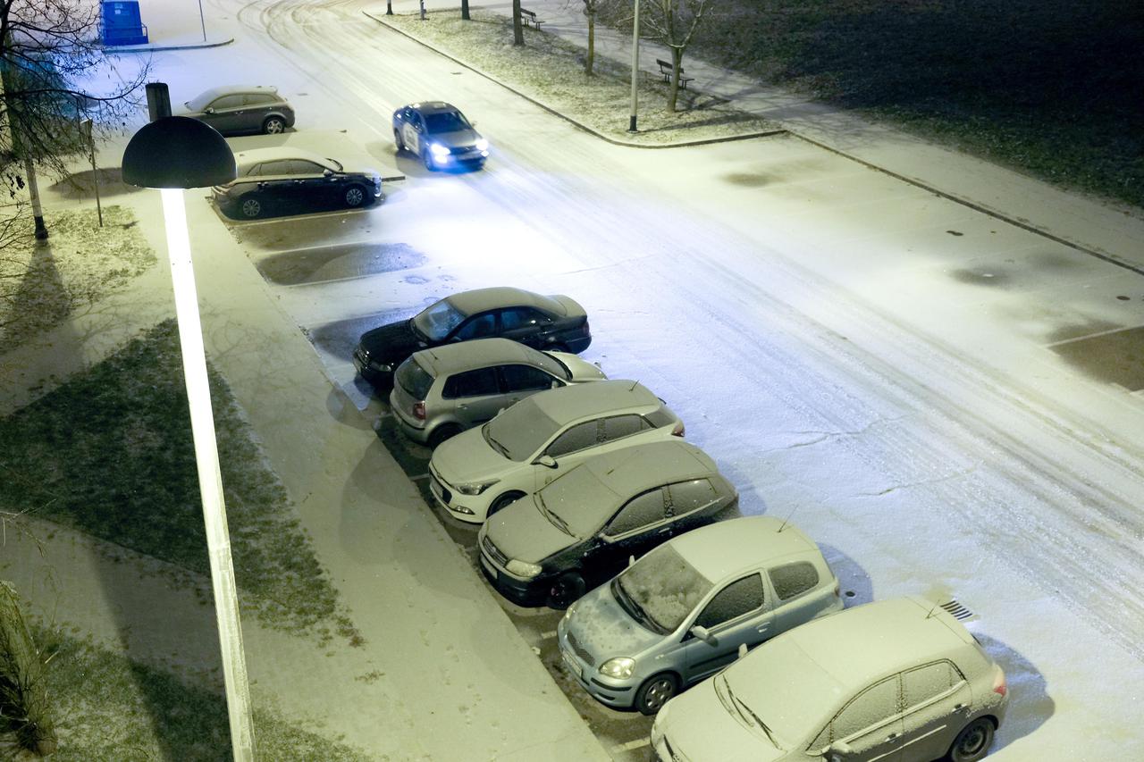 Zagreb: Snijeg tijekom noći prekrio gradske ulice i automobile