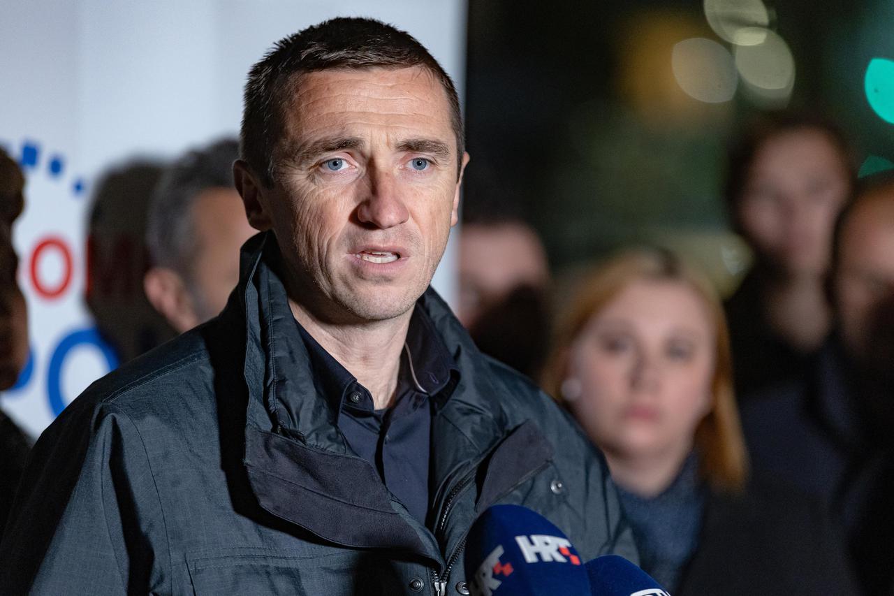 Osijek: Konferencija za medije predsjednika Domovinskog pokreta Ivana Penave