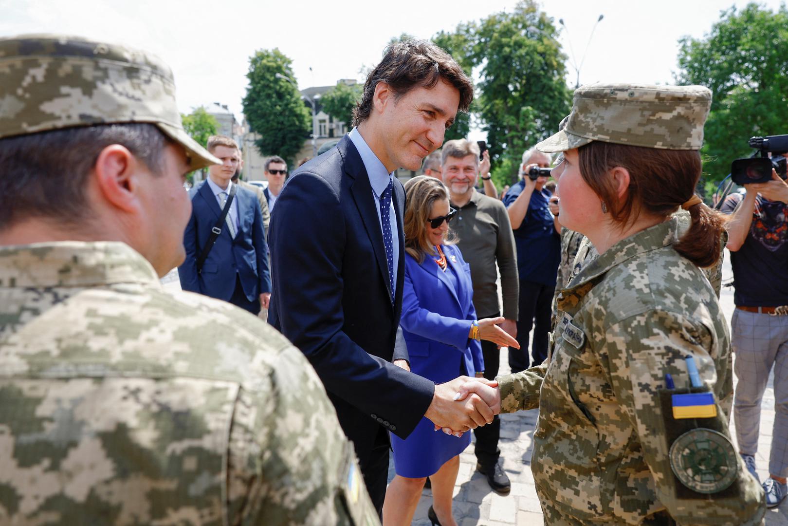 Canadian Prime Minister Justin Trudeau shakes hands with a Ukrainian soldier as he visits the Wall of Remembrance to pay tribute to killed Ukrainian soldiers, amid Russia's attack on Ukraine, in Kyiv, Ukraine June 10, 2023. REUTERS/Valentyn Ogirenko/Pool Photo: VALENTYN OGIRENKO/REUTERS