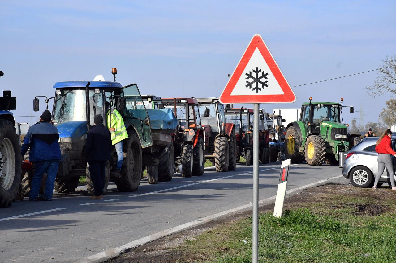 Slavonski Šamac: Prosvjednici traktorima blokirali prometnicu Babina Greda - Slavonski Šamac