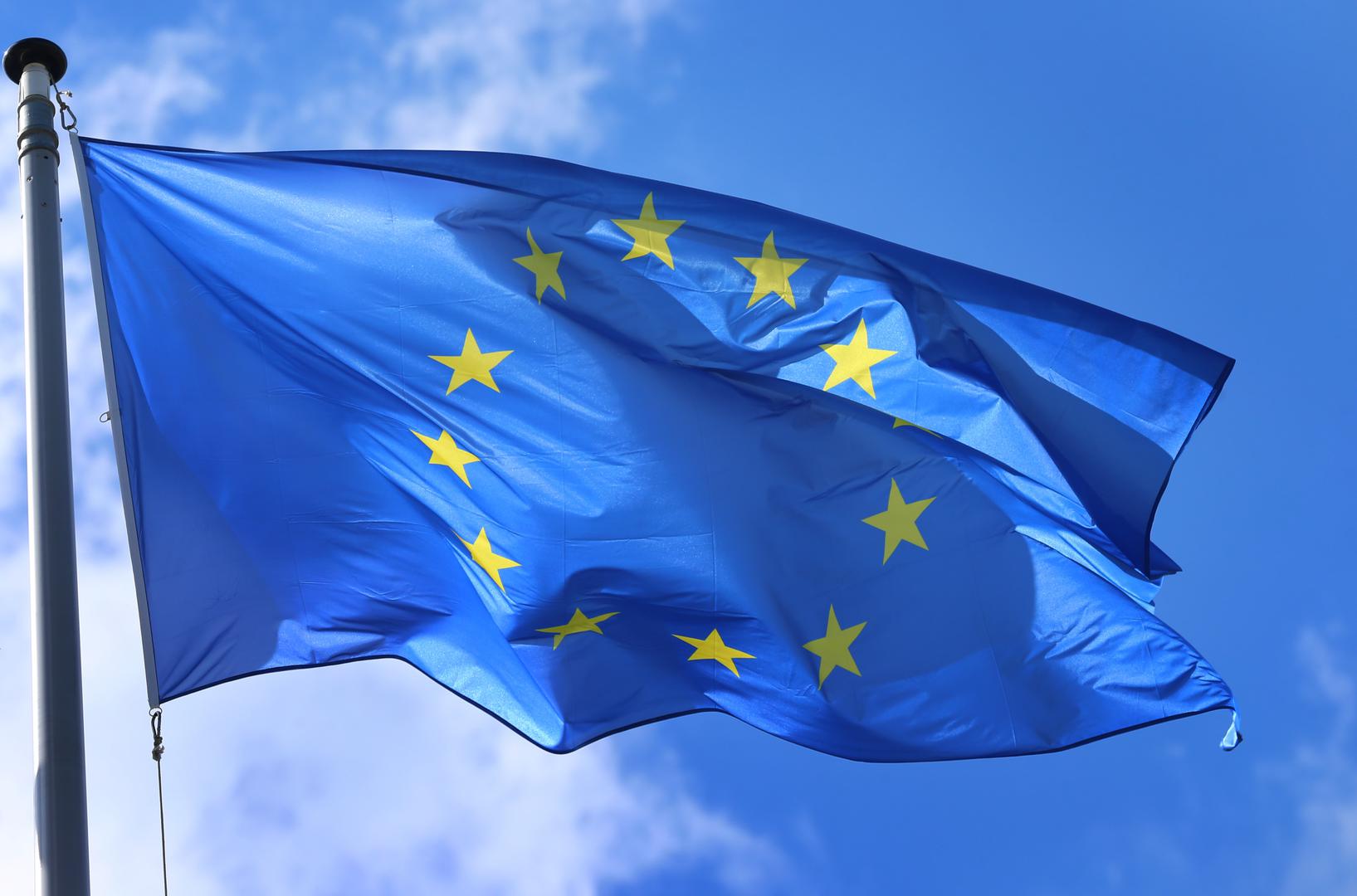 Što se tiče Europe Hamilton-Parker predviđa - novu zastavu EU. Zvjezdice koje predstavljaju države članice bit će smještene u kutu kao na zastavi SAD-a. 