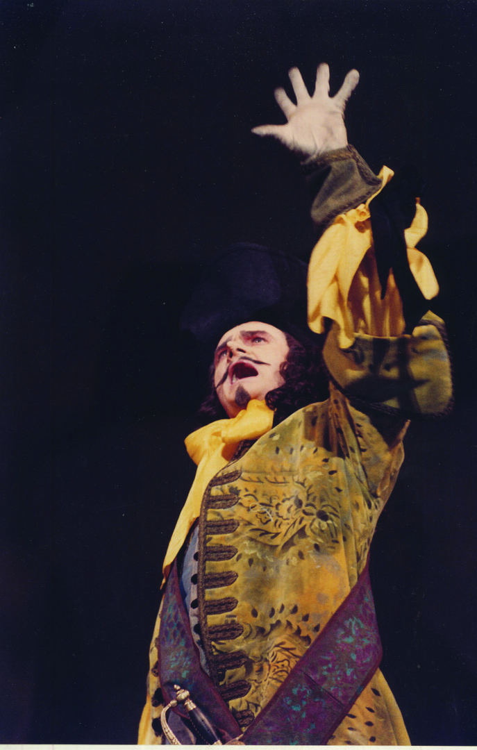 Bio je prvak drame HNK:
Na slici u predstavi "Iluzija" Pierrea Corneillea u režiji Božidara Violića 1993. godine