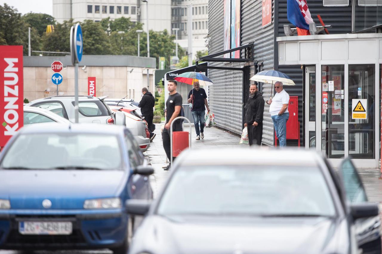 Zagreb: U rijetkim trgovinama koje rade stvaraju se gužve