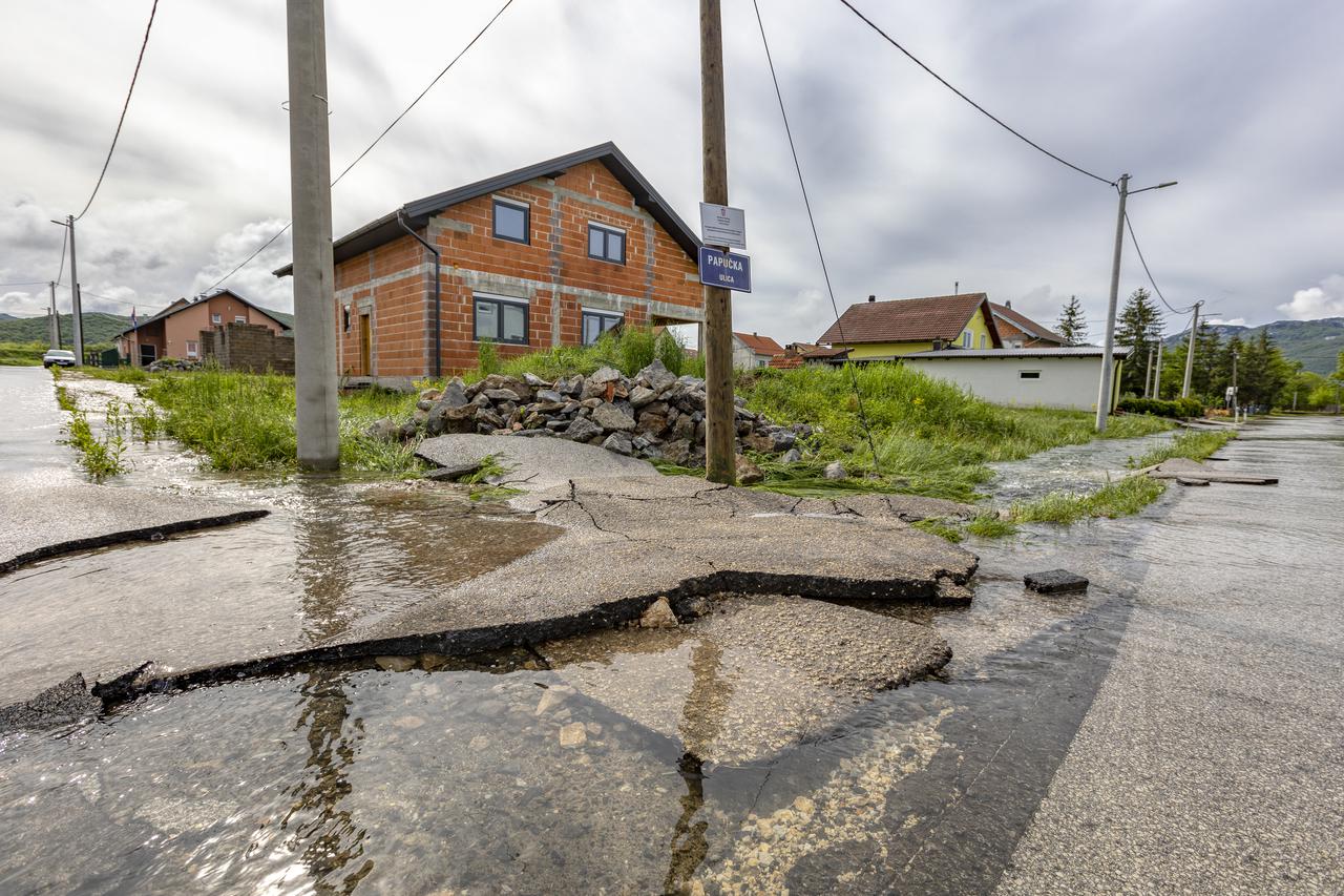 Posljedice poplave u Gračacu, poplavljeno i groblje