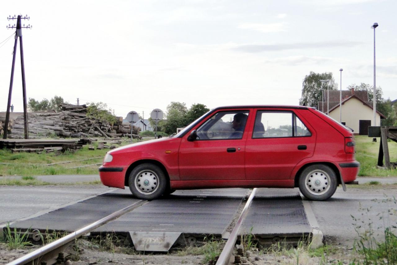 'podravina - 070510-slatina  -u Slatini danas oko 0,15 sati, samo nekoliko minuta prije nailaska teretnog vlaka, na zeljeznickim tracnicama tridesetcetverogodisnjak \'parkirao\' automobil i pokusao iz