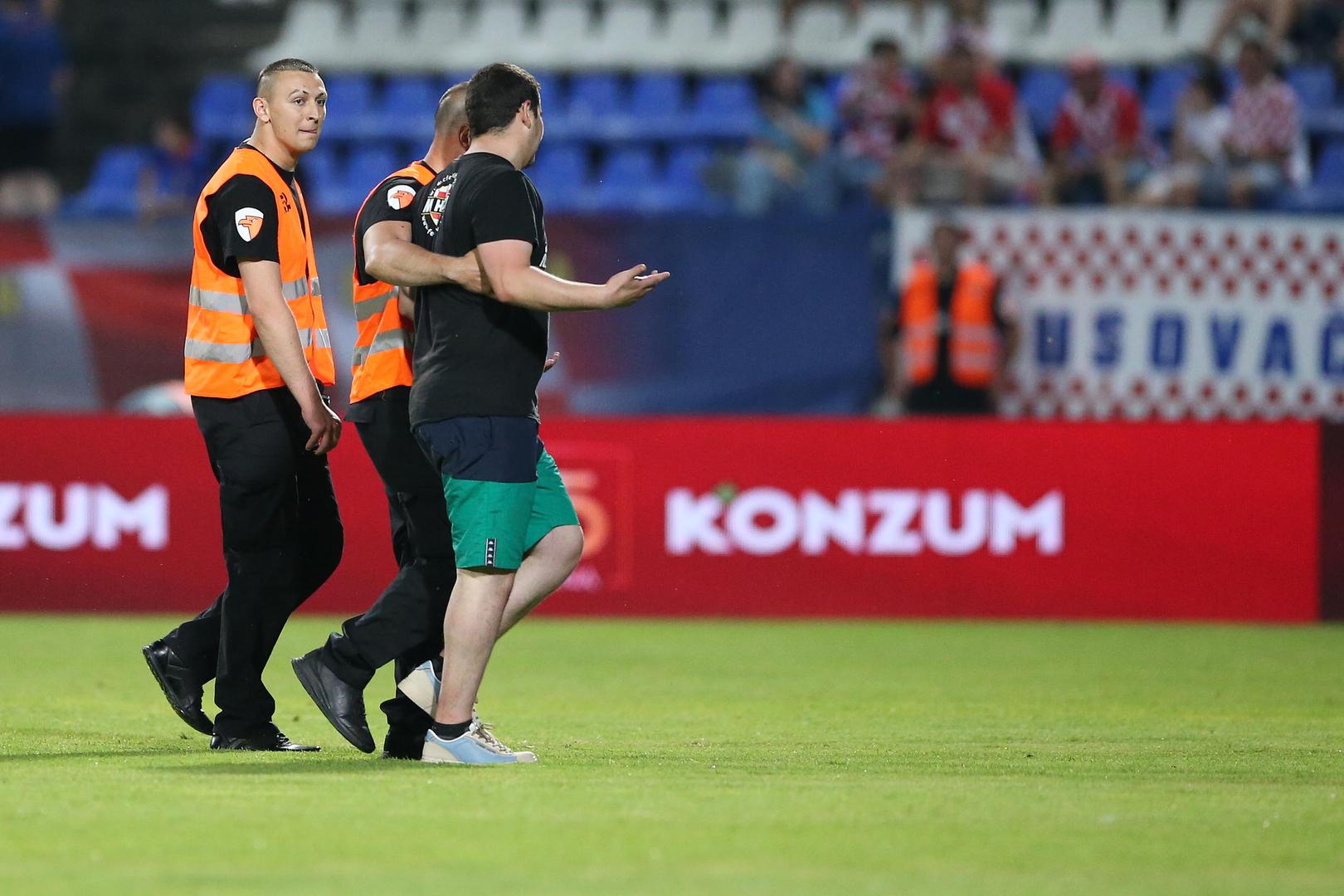 A jedan je navijač uspio utrčati na teren