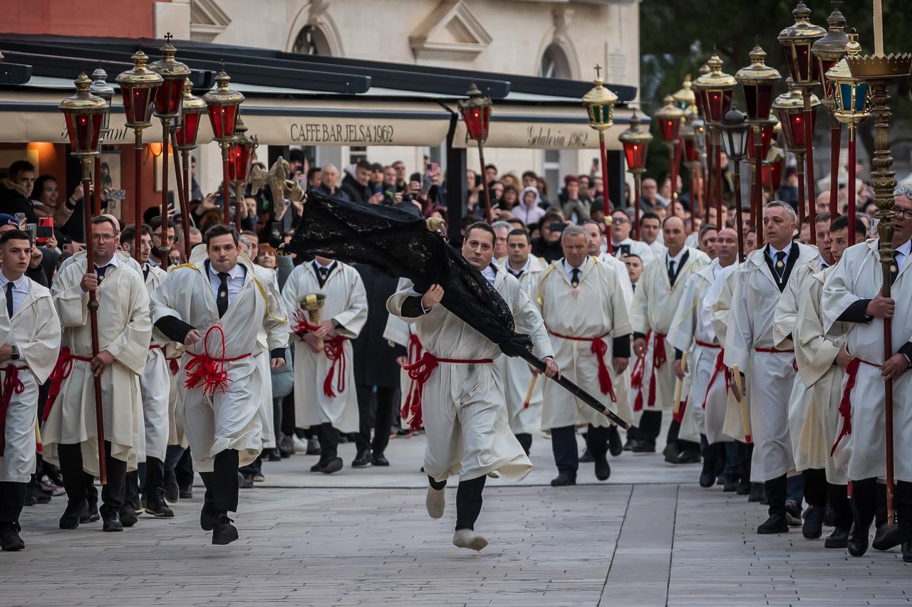 Završena procesija Za križen na Jelsi 