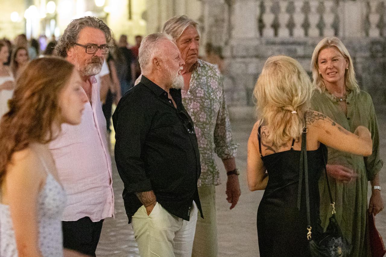 Dubrovnik: Roger Taylor, bubnjar legendarne grupe Queen sa suprugom Sarinom Potgieter u setnji gradom