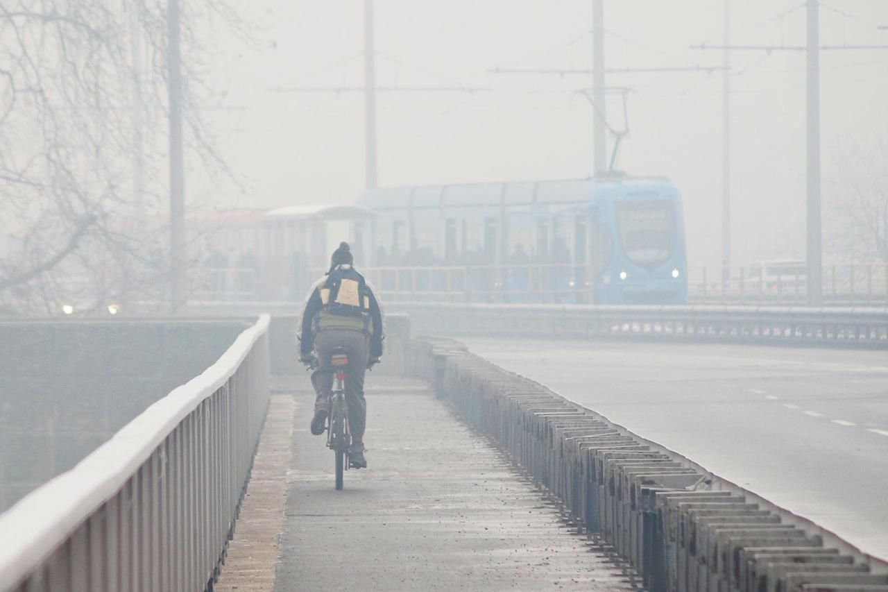 Zagreb: Gusta magla nadvila se nad grad u nedjeljno jutro
