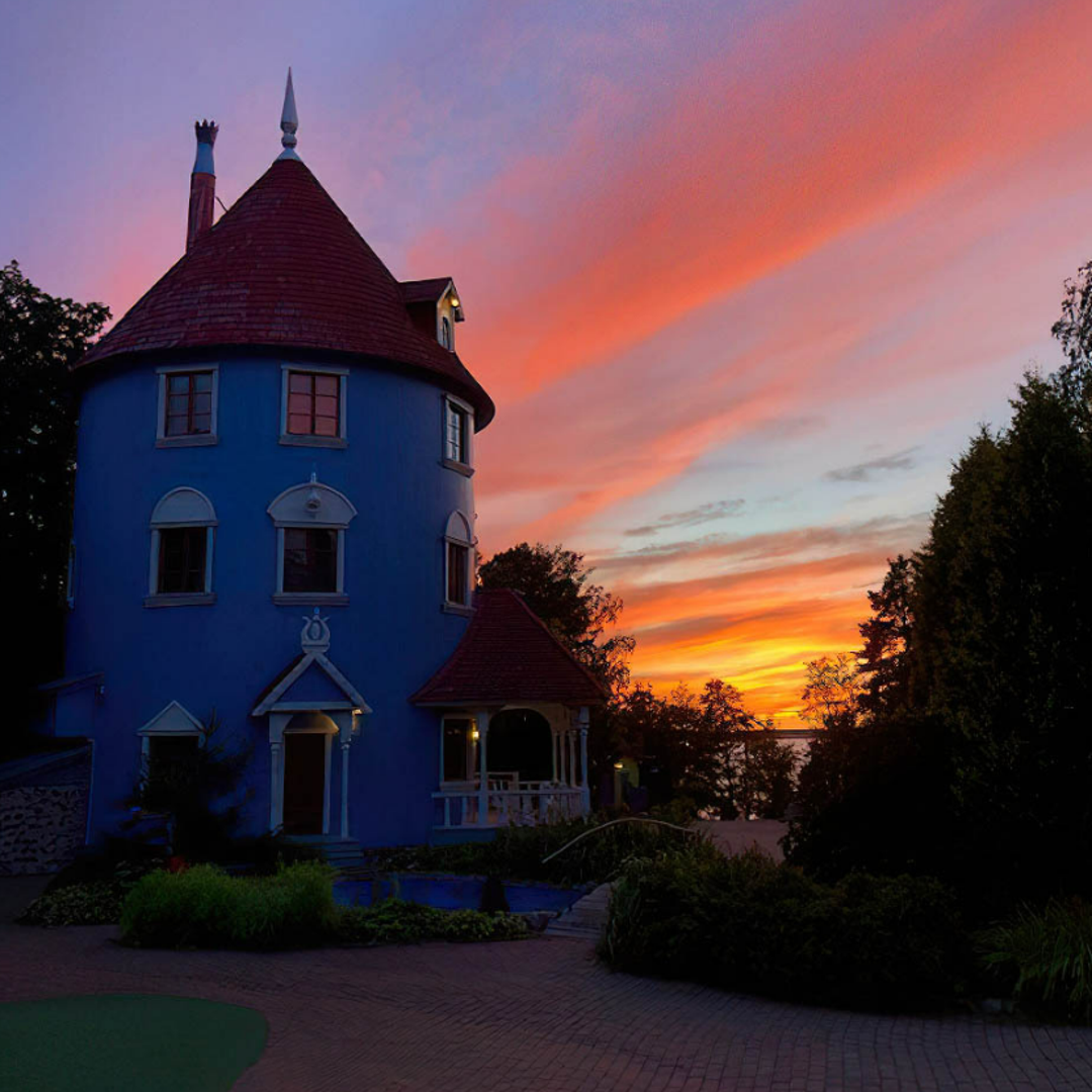 Naantali u Finskoj: Nedaleko od Turkua u jugozapadnoj Finskoj, pronaći ćete Naantali. To je šarmantan gradić s mnogo toga za ponuditi u smislu kulture i gastronomije. Ali njegova najveća privlačnost? Muumimaailma - tematski park posvećen kultnim, animiranim Moominima. Stvorila ih je finska spisateljica Tove Jansson 1945., a stvorenja slična nilskom konju generacijama su oduševljavala djecu. Muumimaailma - što u prijevodu znači svijet Moomina - može se pronaći na otoku Kailo, odmah preko vode od samog Naantalija. Kad se zasitite Moomina, Naantali vrijedi istražiti sam po sebi. Jedan od najstarijih gradova u cijeloj Finskoj, osnovan je oko srednjovjekovnog brigitinskog samostana Nådendal Abbey, koji i danas dominira panoramom grada. 