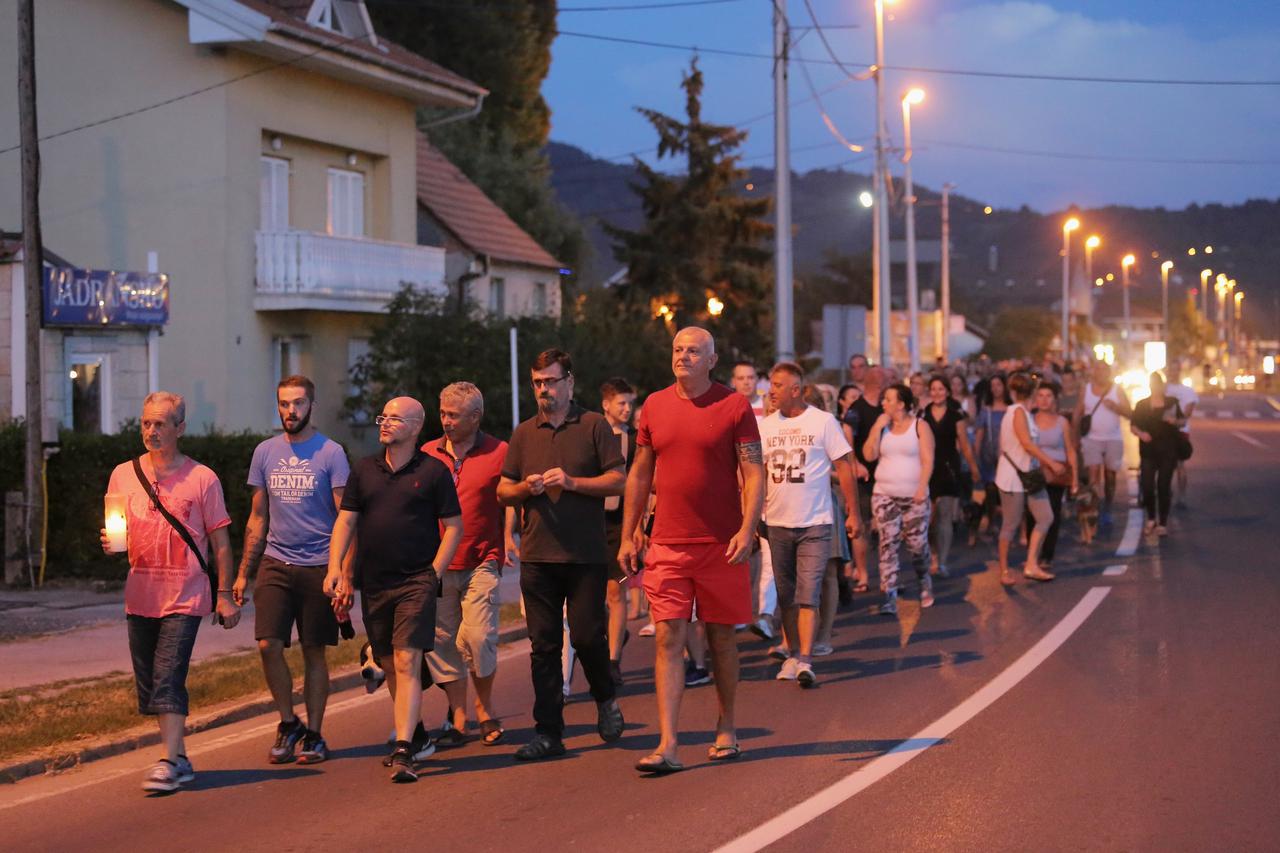 Prosvjed stanovnika Zaprešića ispred zgrade poglavarstva zbog mladića koji je preminuo