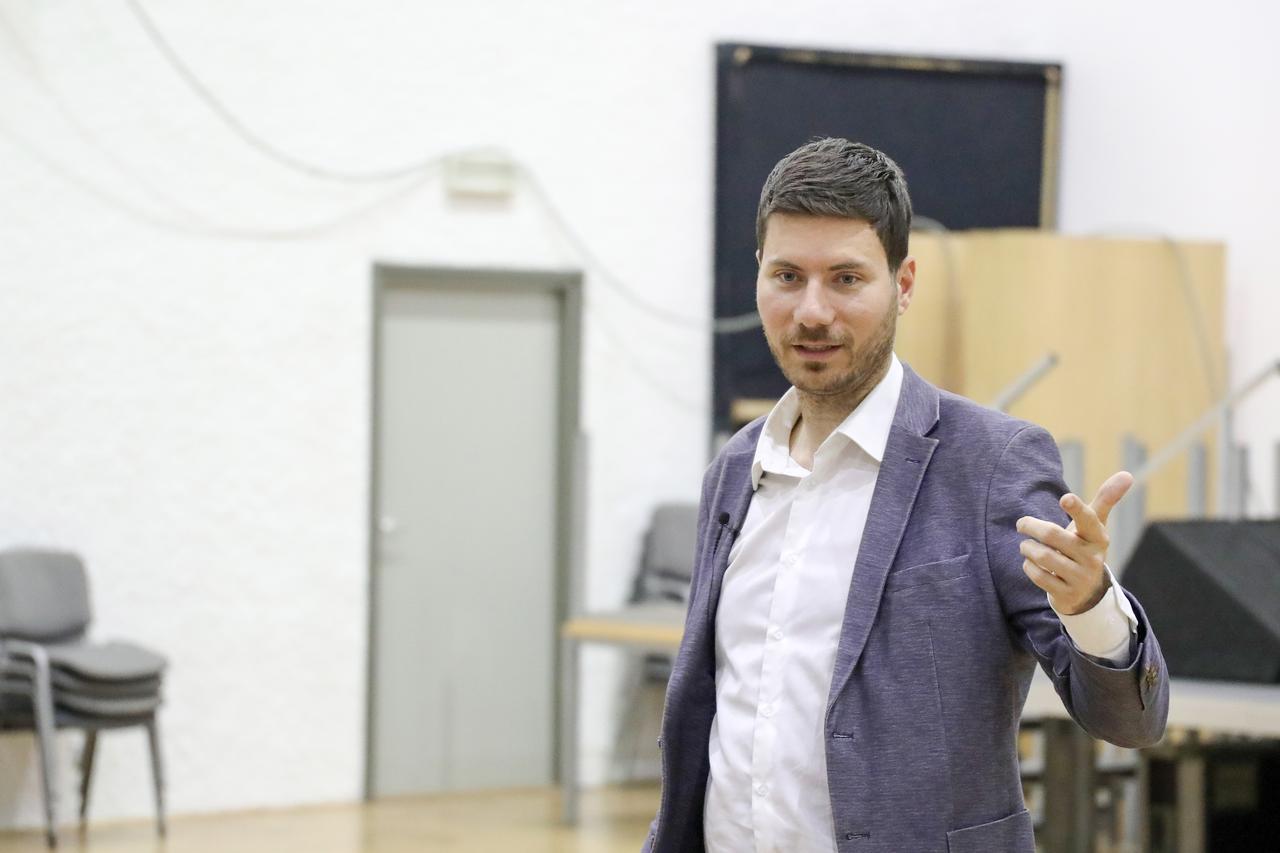 Zagreb: Ivan Pernar održao tribinu na temu javnog gradskog prijevoza