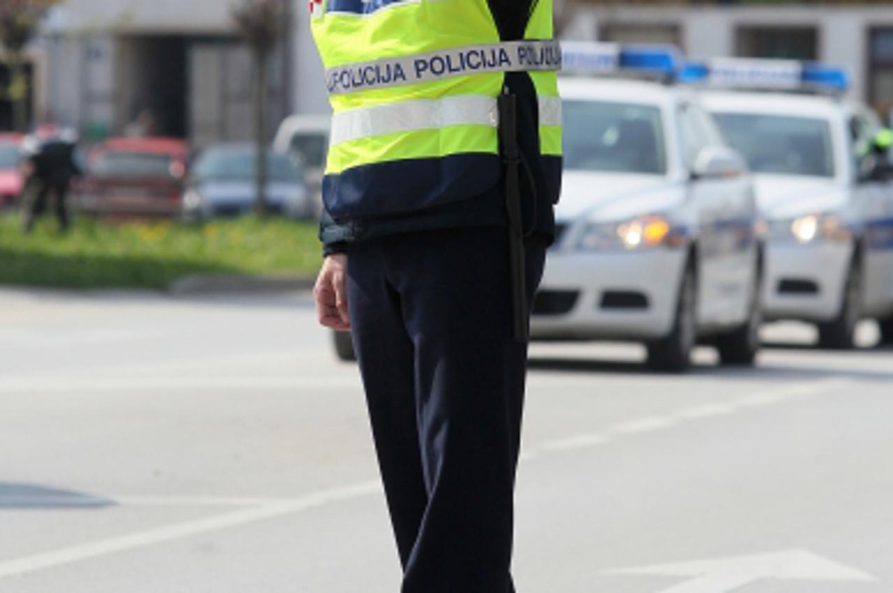 \'04.04.2011., Koprivnica - Policajac zaustavlja automobile.  Photo: Marijan Susenj/PIXSELL\'