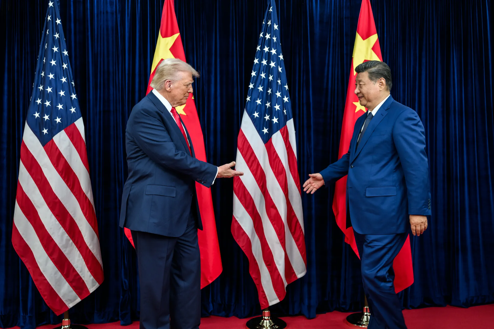 Xi je sudjelovao na summitu Azijsko-pacifičke ekonomske suradnje (APEC) u Južnoj Koreji, gdje se u zračnoj bazi Gimhae u Busanu sastao s američkim predsjednikom Donaldom Trumpom na bilateralnom sastanku. Sve su oči bile uprte u to kako će čelnici dvaju najvećih svjetskih gospodarstava riješiti svoje razlike oko niza tema, piše CNN. 