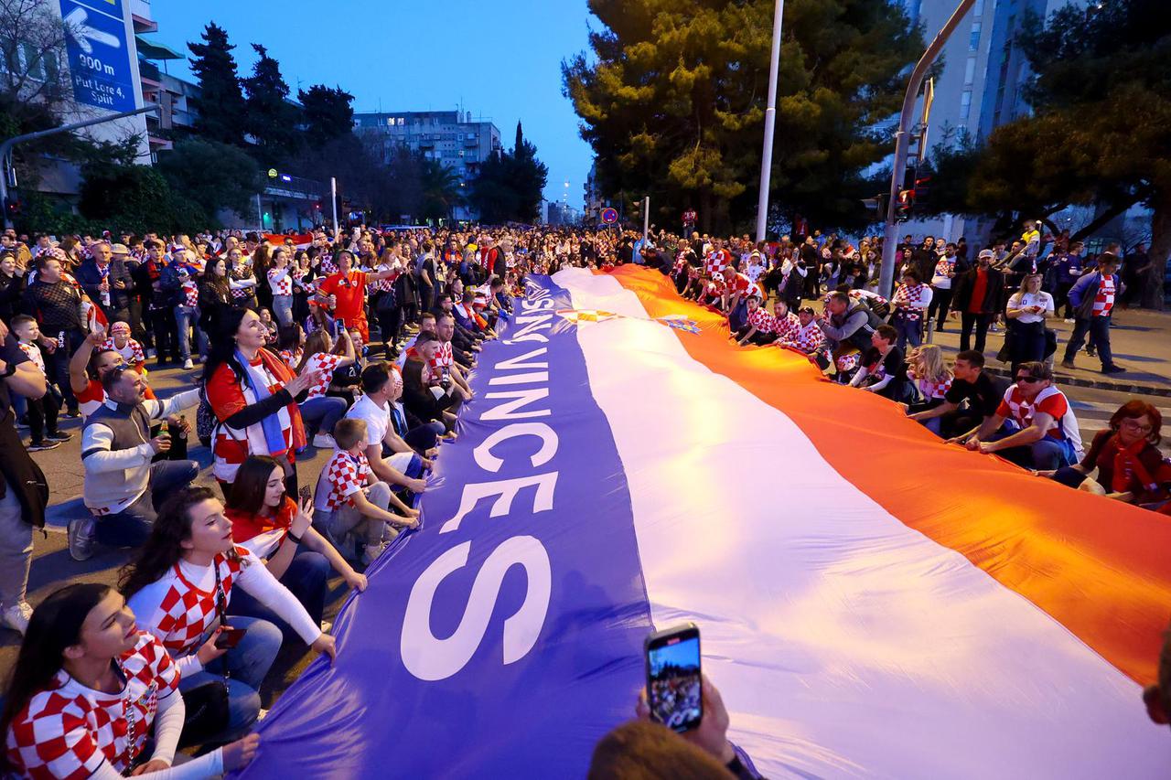 Split: Navijači sa velikom zastavom idu prema stadionu Poljud 