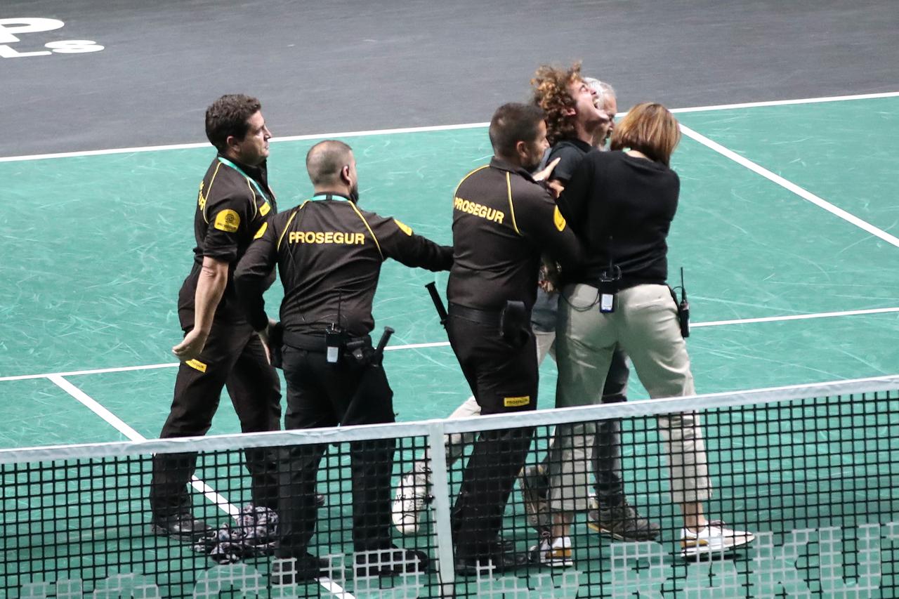 Aktivisti prekinuli Ćorićev meč u Davis Cupu: Vezali se za mrežu