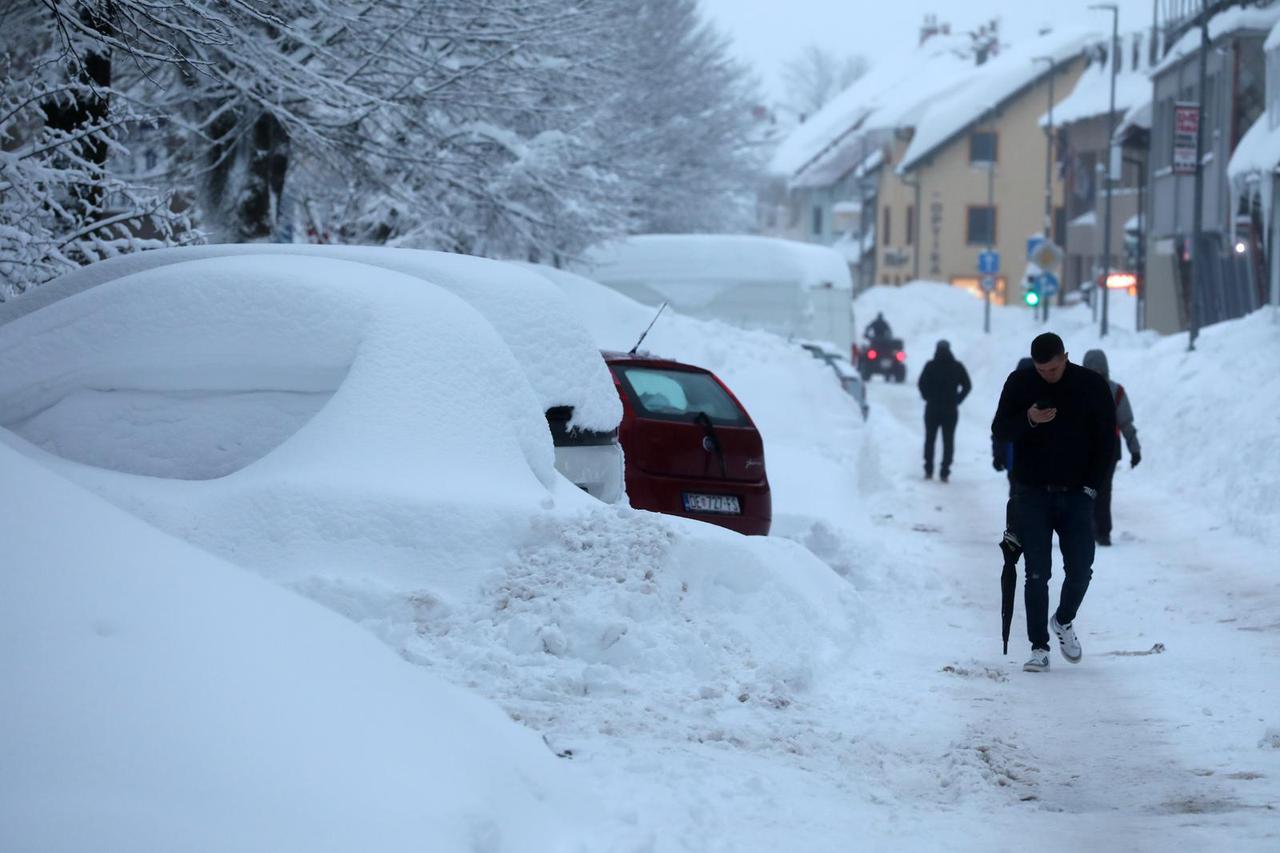 Snijeg okovao Delnice