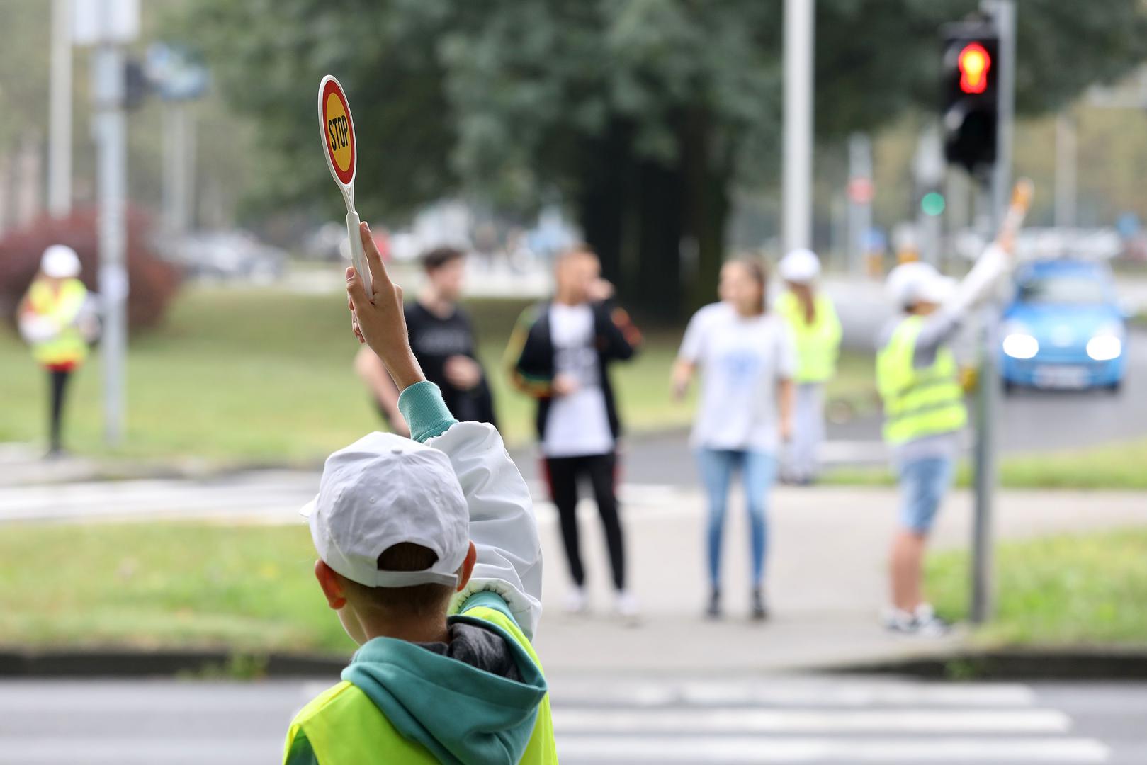 Pripadnici Školske prometne patrole pomažu učenicima sigurno doći do škole