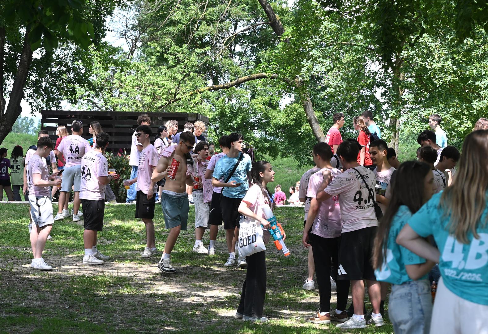 Nakon okupljanja na Trgu, kolone maturanata krenule su prema Bundeku gdje je organizirana središnja proslava koja traje od 13 do 20 sati.