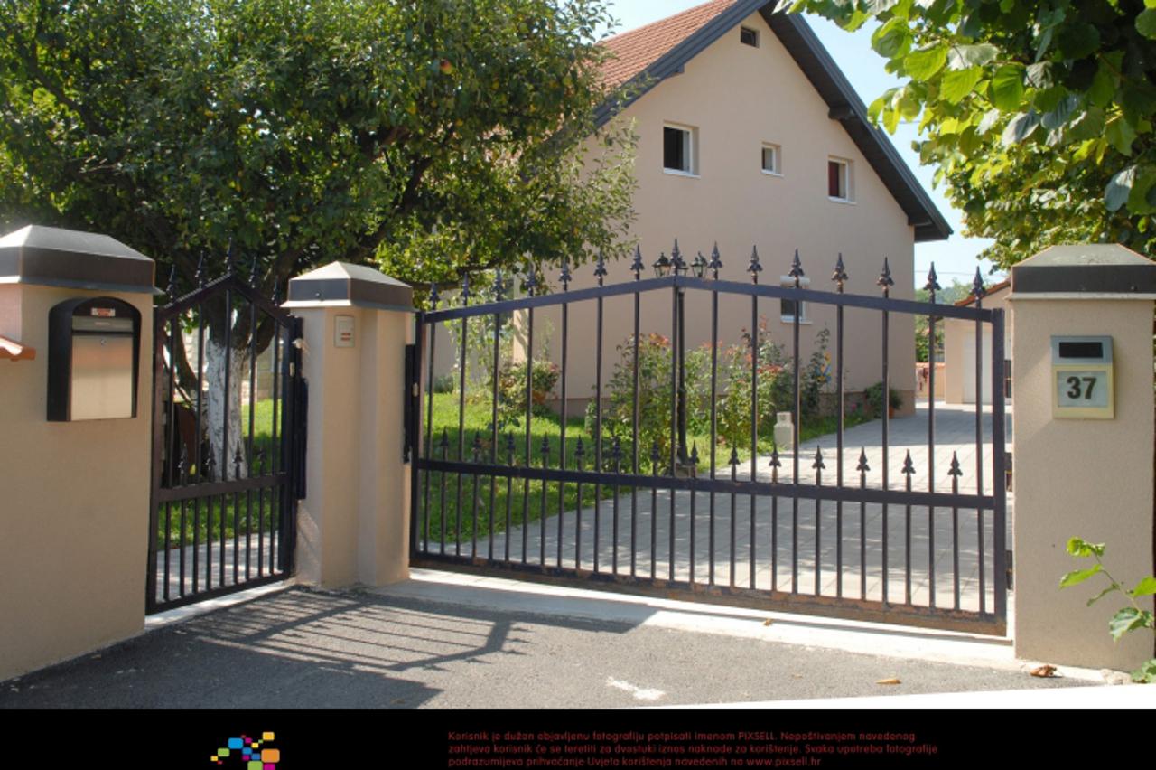'22.08.2010., Karlovac - Iz obiteljske kuce u naselju Dreznik ukraden je vrijedan nakit i automobil, ukupne vrijednosti vece od 270 000 kuna. Provaljeno je dok je obitelj Dmitrovic bila na godisnjem o