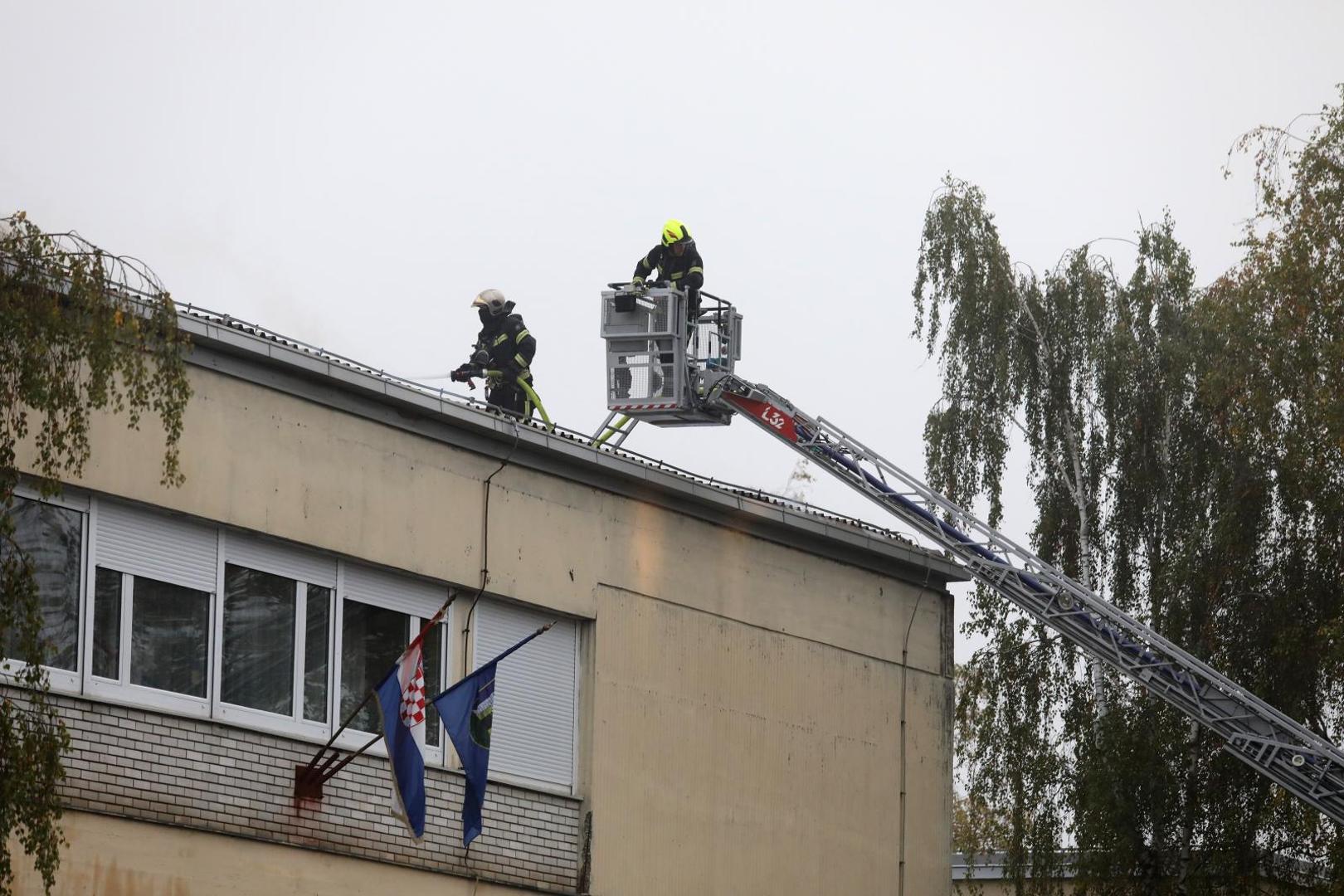 02.11.2020., Zagreb - Intervencija vatrogasaca radi pozara na krovu na Osnovne skole Mato Lovrak u zagrebackoj Dubravi. Photo: Patrik Macek/PIXSELL