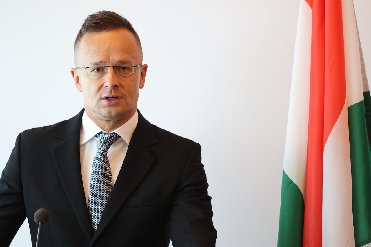 Izjave za medije Gordana Grlića Radmana nakon sastanka  s mađarskim kolegom Peterom Szijjártóm u VIP salonu Međunarodne zračne luke Zagreb