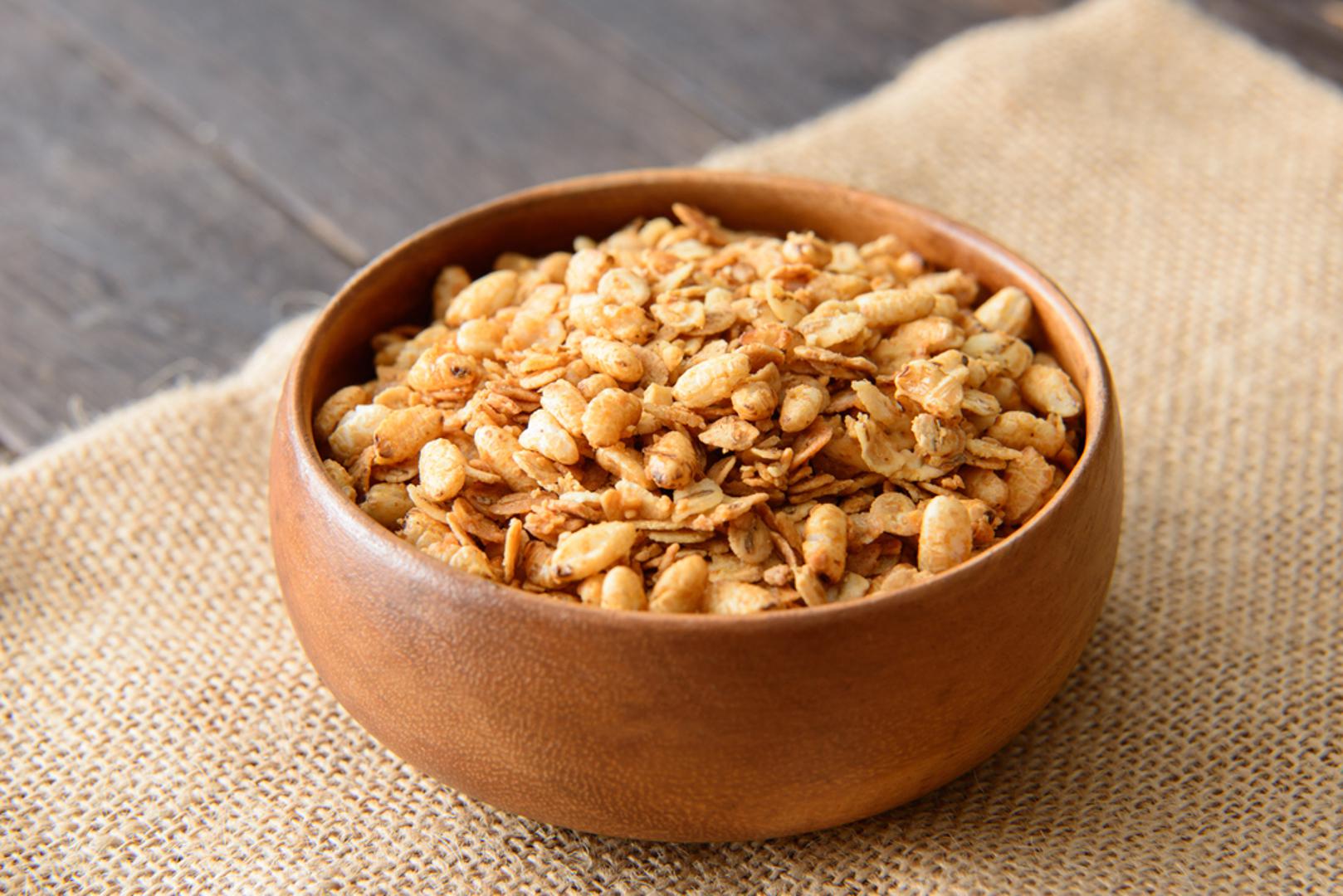 Granola (hrskave zobene pahuljice): Granolu često kupujemo zbog praktičnosti, ali domaća verzija traži tek zobene pahuljice, malo ulja, meda ili drugog zaslađivača i začine. U pećnici se ispeče za dvadesetak minuta, a možete je prilagoditi svom ukusu: s više cimeta, manje slatko, s orasima ili bez njih. Prednost je što znate točno koliko šećera i masnoće ima, a okus je najčešće bolji i svježiji od kupovne.