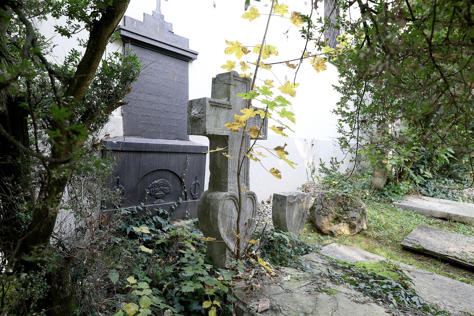 Sve su kosti premještene tek 1907., a mnogi vjeruju kako tim prostorom između Jurjevske ulice i Mlinarske ceste lutaju duhovi kojima je narušen vječni mir.