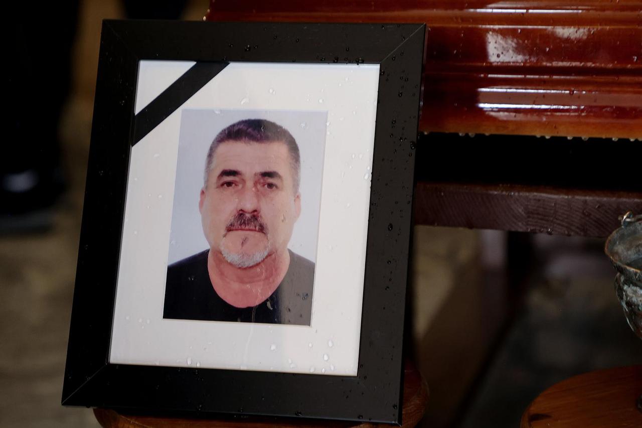 Zmijavci: Posljednji ispraćaj i ukop identificiranih posmrtnih ostataka hrvatskog branitelja Željka Karoglana