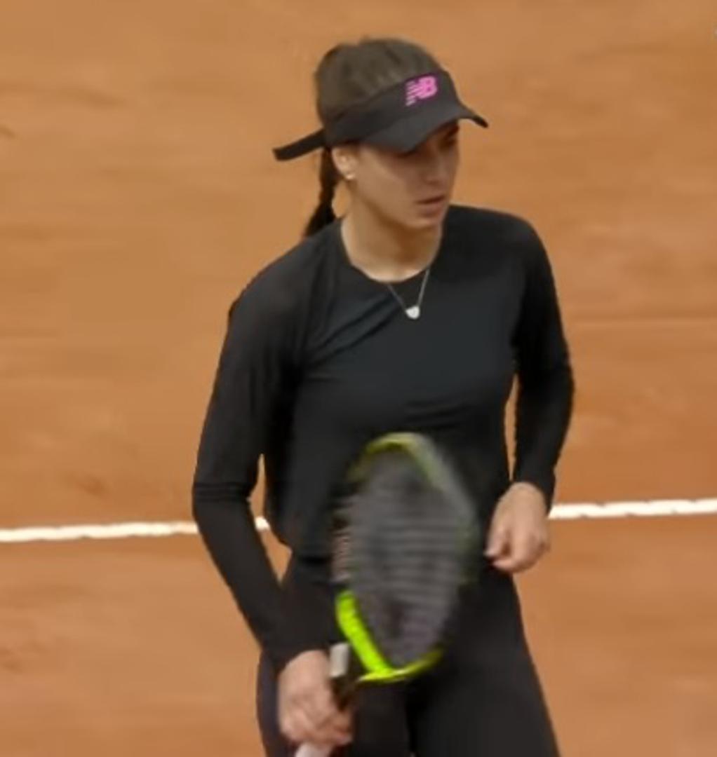 Rumunjka osvaja srca navijača, a ljubitelji tenisa nadaju se kako će Sorana takvu odjevnu kombinaciju zadržati i za Roland Garros koji počinje uskoro.