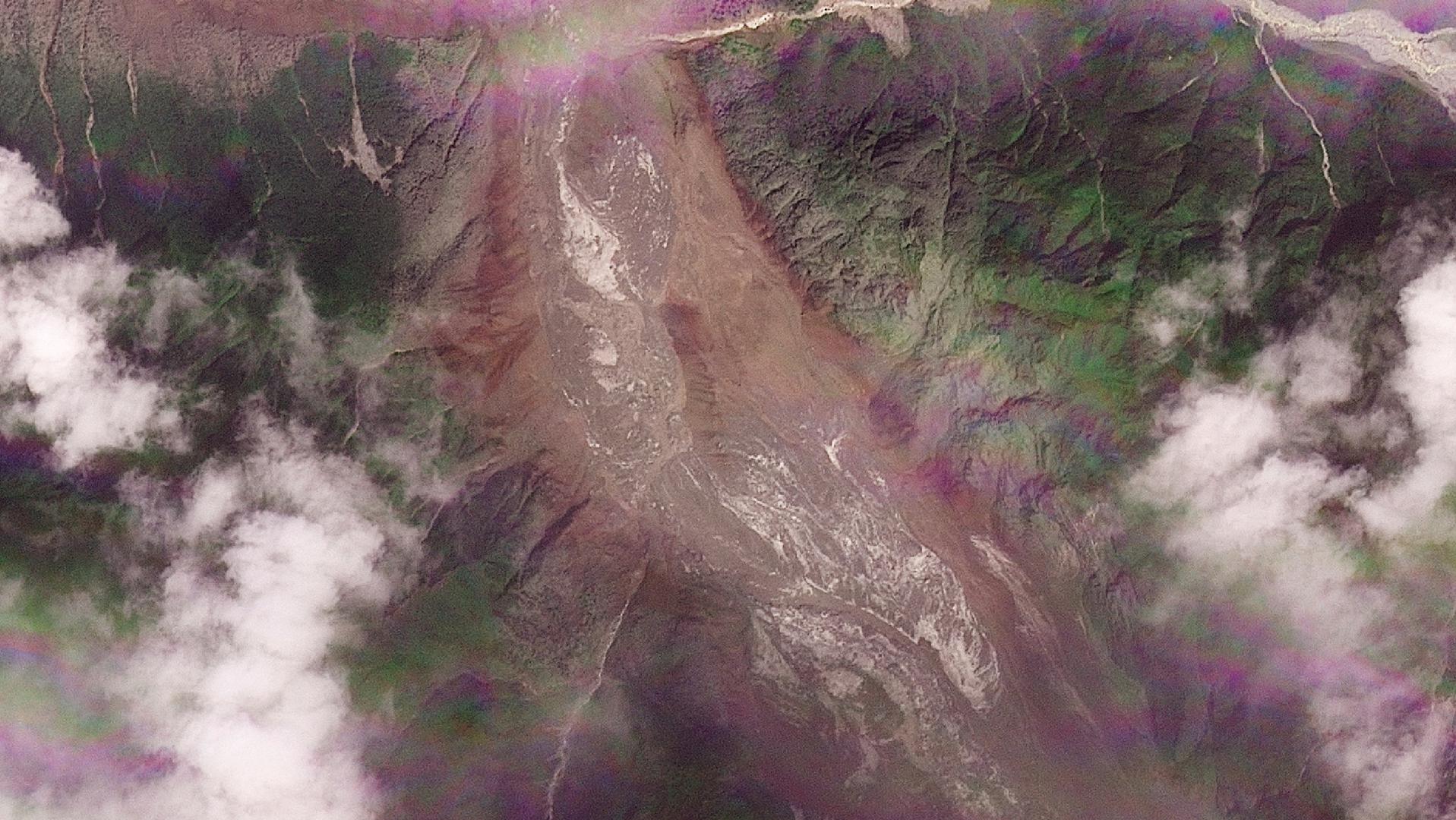 Satelitske snimke tvrtke Planet Labs, koje je objavio Reuters, prikazuju isto područje 25. kolovoza, neposredno prije katastrofe, te dan poslije. Na novijim snimkama jasno se vidi golema bujica kamenja i leda koja se spustila kroz dolinu u blizini nepalsko-kineske granice.

